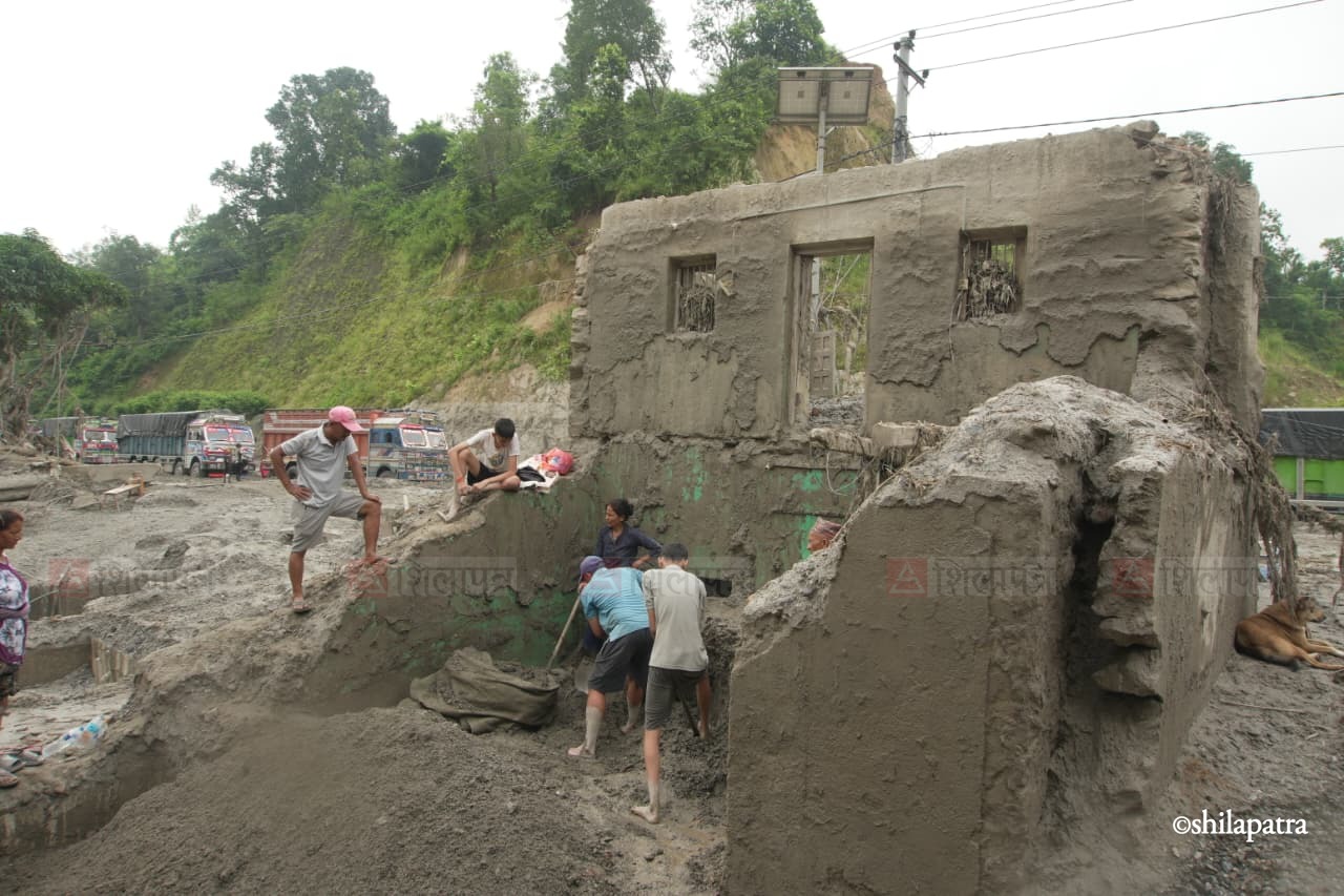 तस्वीरमा हेर्नुहाेस् रसुवा बाढीले तहसनहस बनाएकाे बैरेनी बजार (तस्वीरहरू)