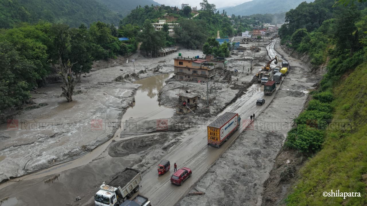 भोटेकोसी बाढीपछि लेदोमा डुबेको बैरेनी बजार (तस्वीरहरू)