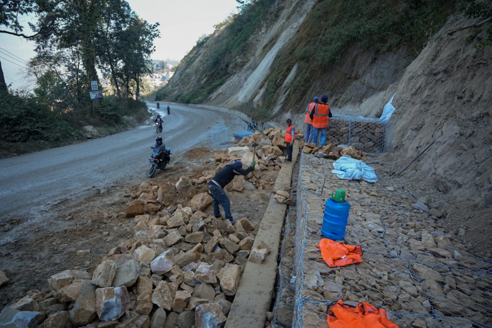 धुलिखेल-खावा सडकको काम धमाधम, समयभन्दा अघि नै सम्पन्न गर्ने लक्ष्य (तस्वीरसहित)