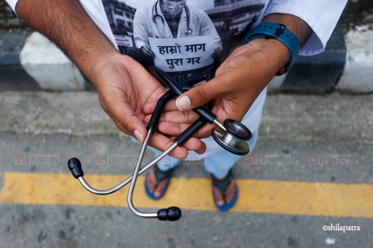 पीजी र इन्टर्न चिकित्सकलाई बढाइएको निर्वाह भत्ता नदिने निजी मेडिकल कलेजको अडान