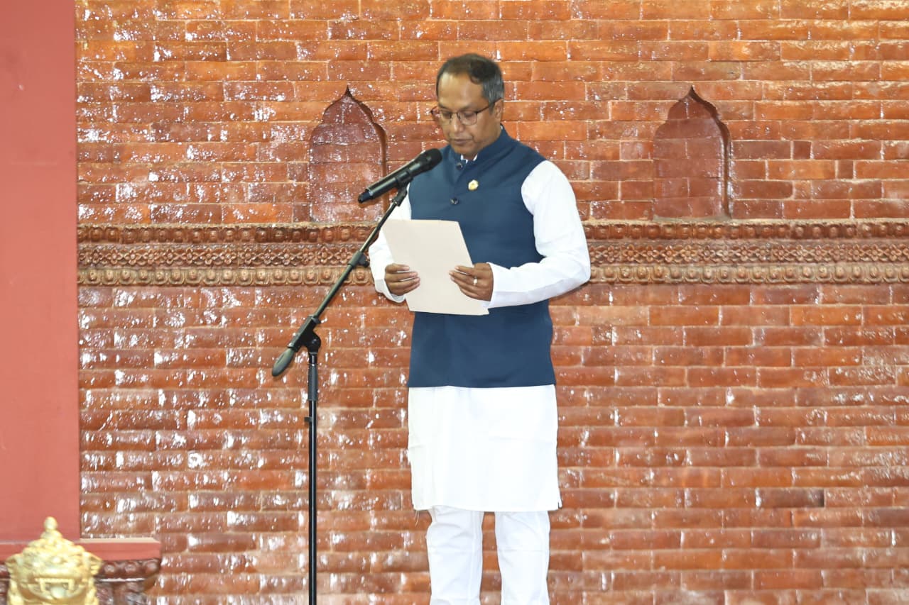 नवनियुक्त उद्योगमन्त्री साहले लिए शपथ [तस्वीरहरू]