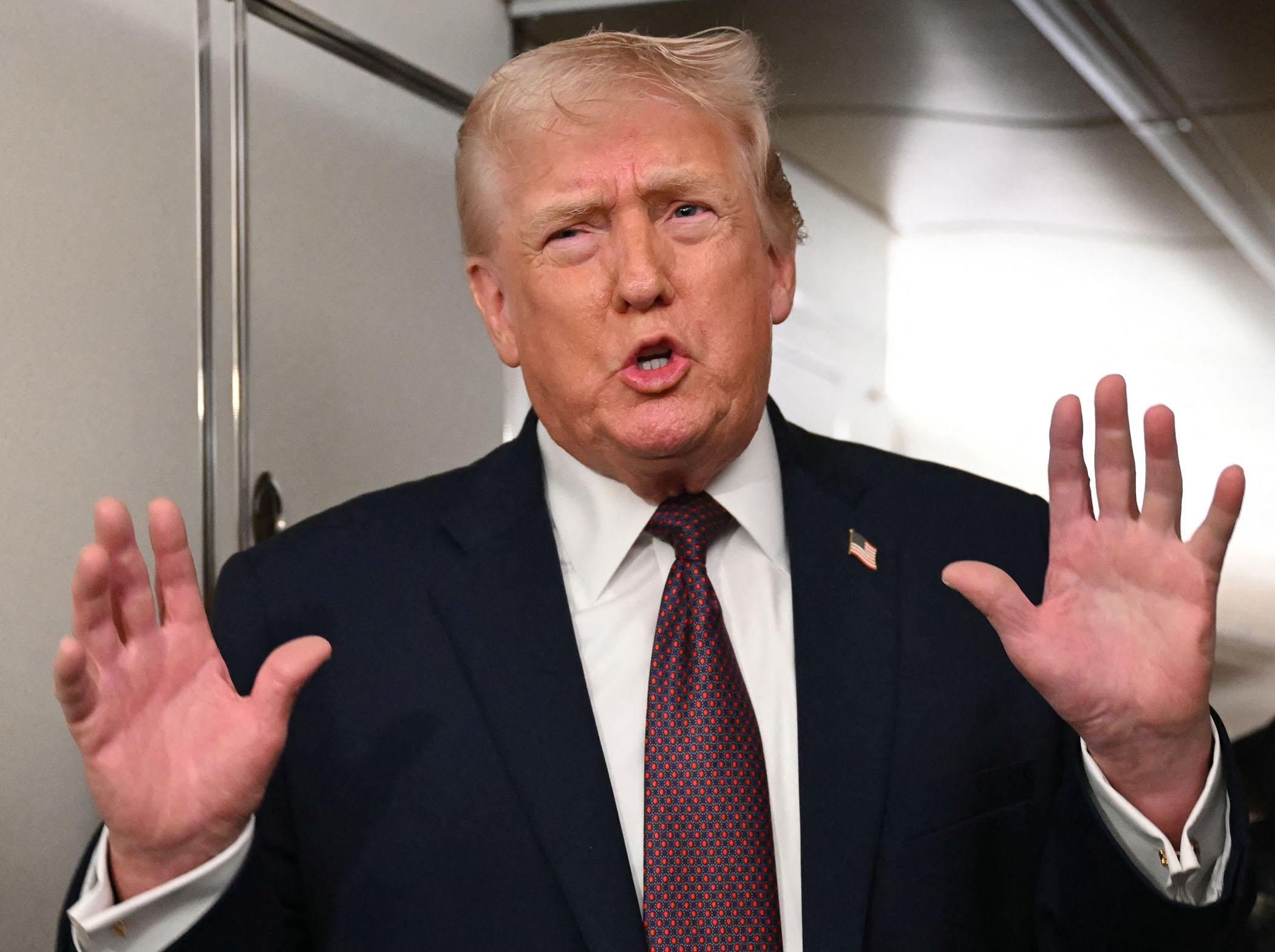 इरानसँग व्यापार गर्ने देशमाथि अमेरिकाले लगायो २५ प्रतिशत भन्सार शुल्क