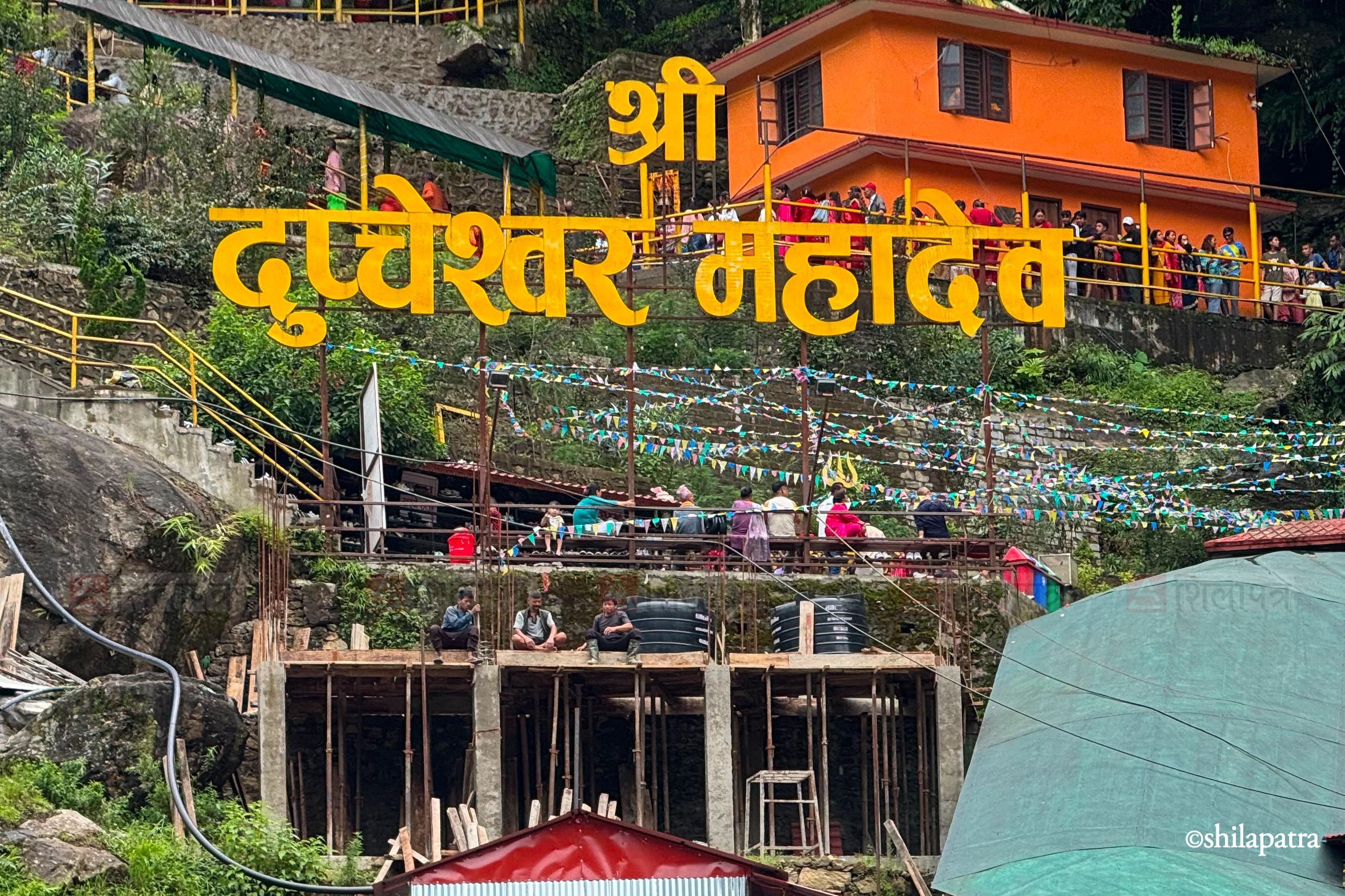 नुवाकोटको दुप्चेश्वर महादेव मन्दिरमा श्रद्धालुहरूको घुइँचाे (तस्वीरहरू)