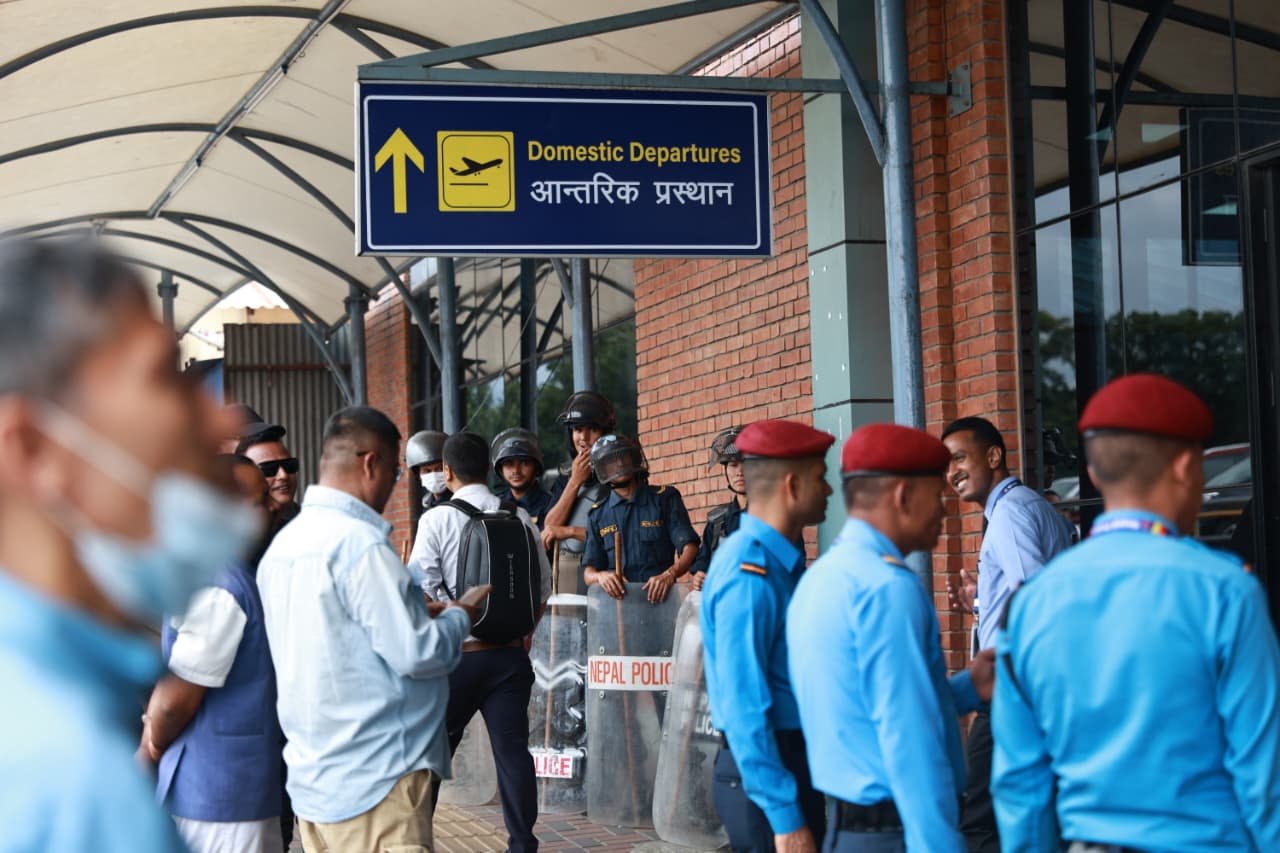 दुर्गा प्रसाईंले विमानस्थलमै कार्यक्रम गर्न खोजेपछि...(तस्वीरहरू)