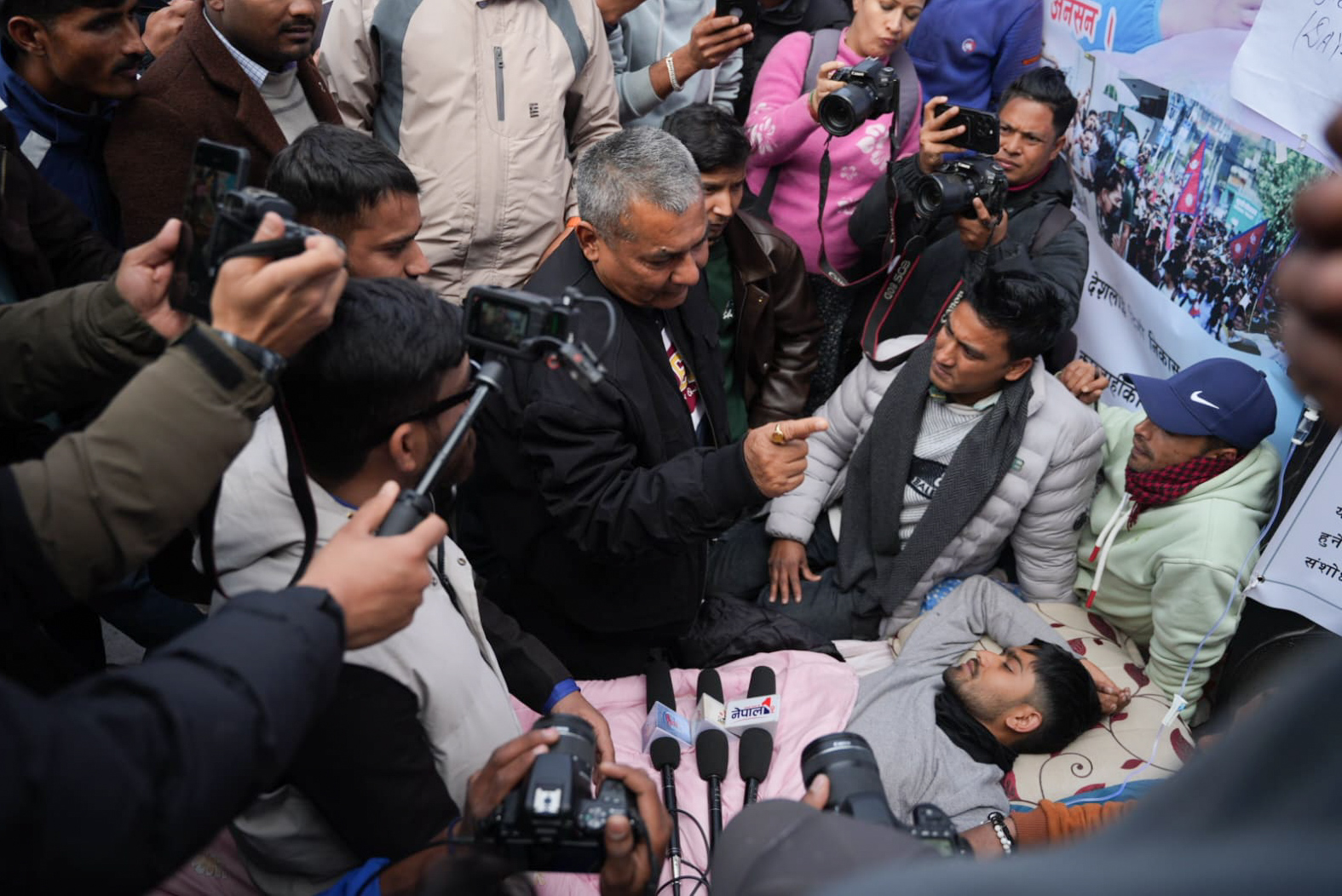 अनशनरत अजय सोडारीलाई भेट्न माइतीघर पुगे दुर्गा प्रसाईं (तस्वीरहरू)
