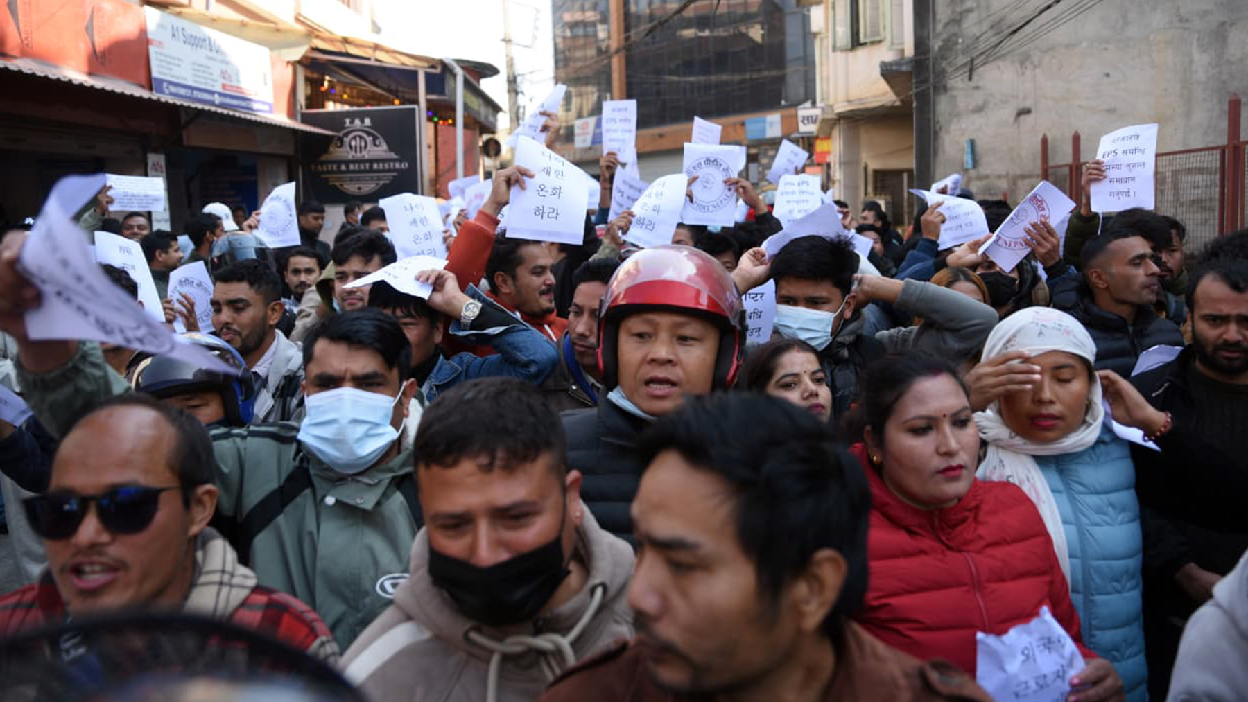 भाषा परीक्षा पास गरेर पनि कोरिया जान नपाएका युवाहरू सडकमा उत्रिए (तस्वीरसहित)