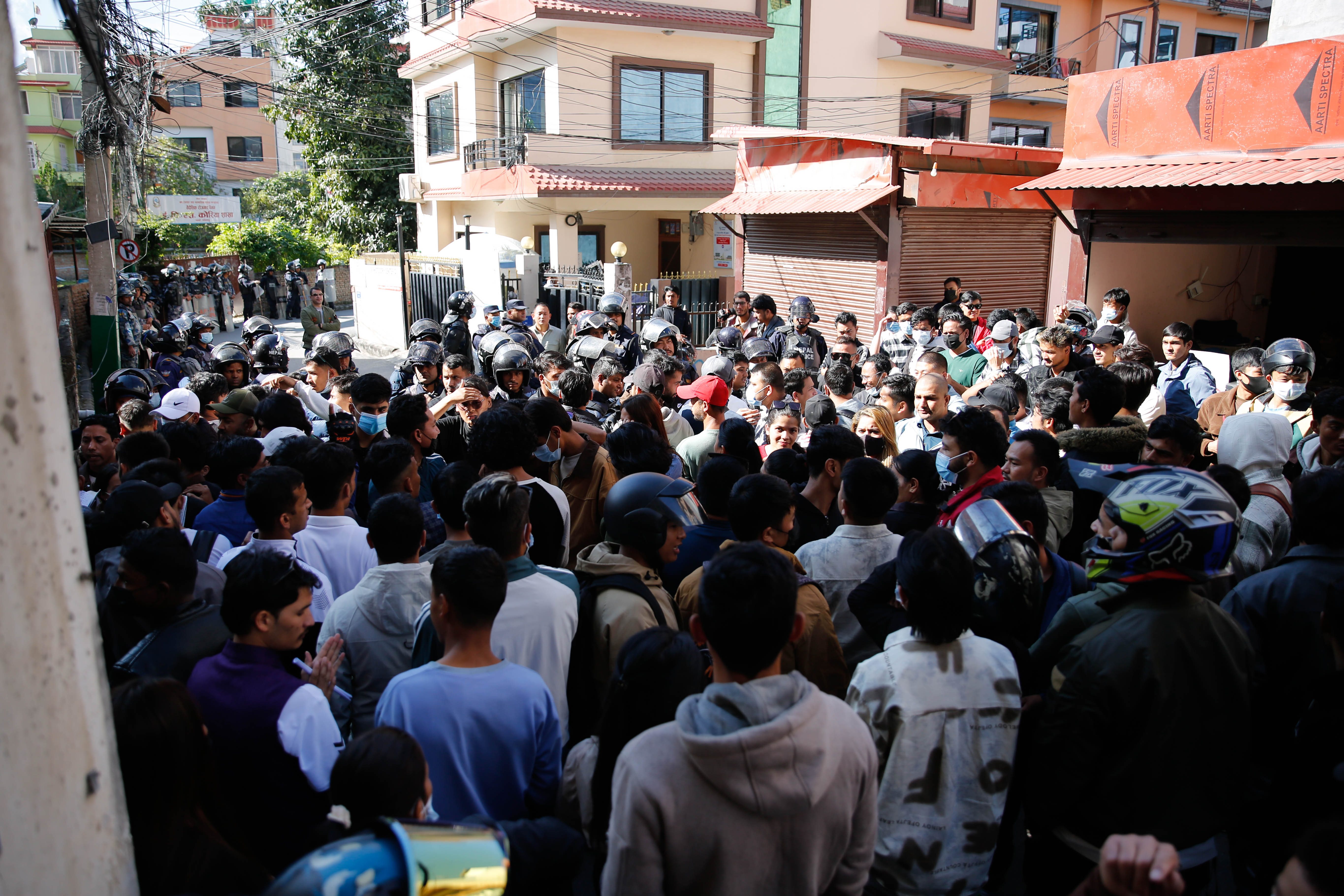 कोरिया जान नपाएका १५ हजारभन्दा बढी नेपाली युवाले ग्वार्कोस्थित ईपीएस कार्यालयमा गरे प्रदर्शन (तस्वीरहरू)