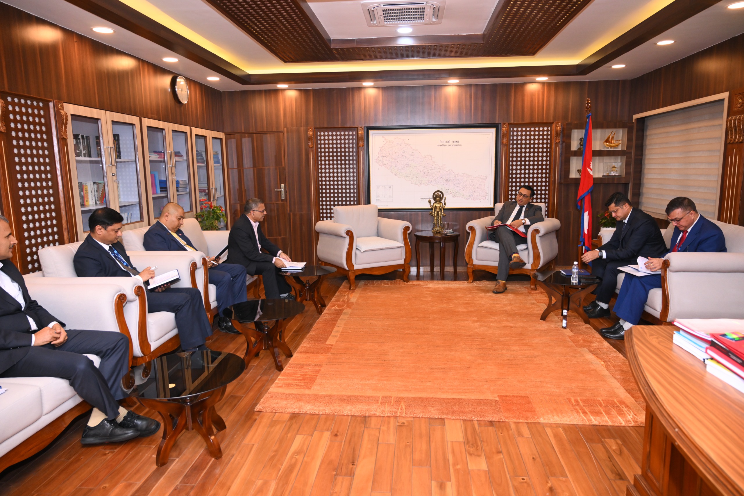 दुई लटमा बैंकका ‘डेढ दर्जन ईडी’ भेटेर अर्थमन्त्री वाग्लेले दिन खोजेको सन्देश के हो ?
