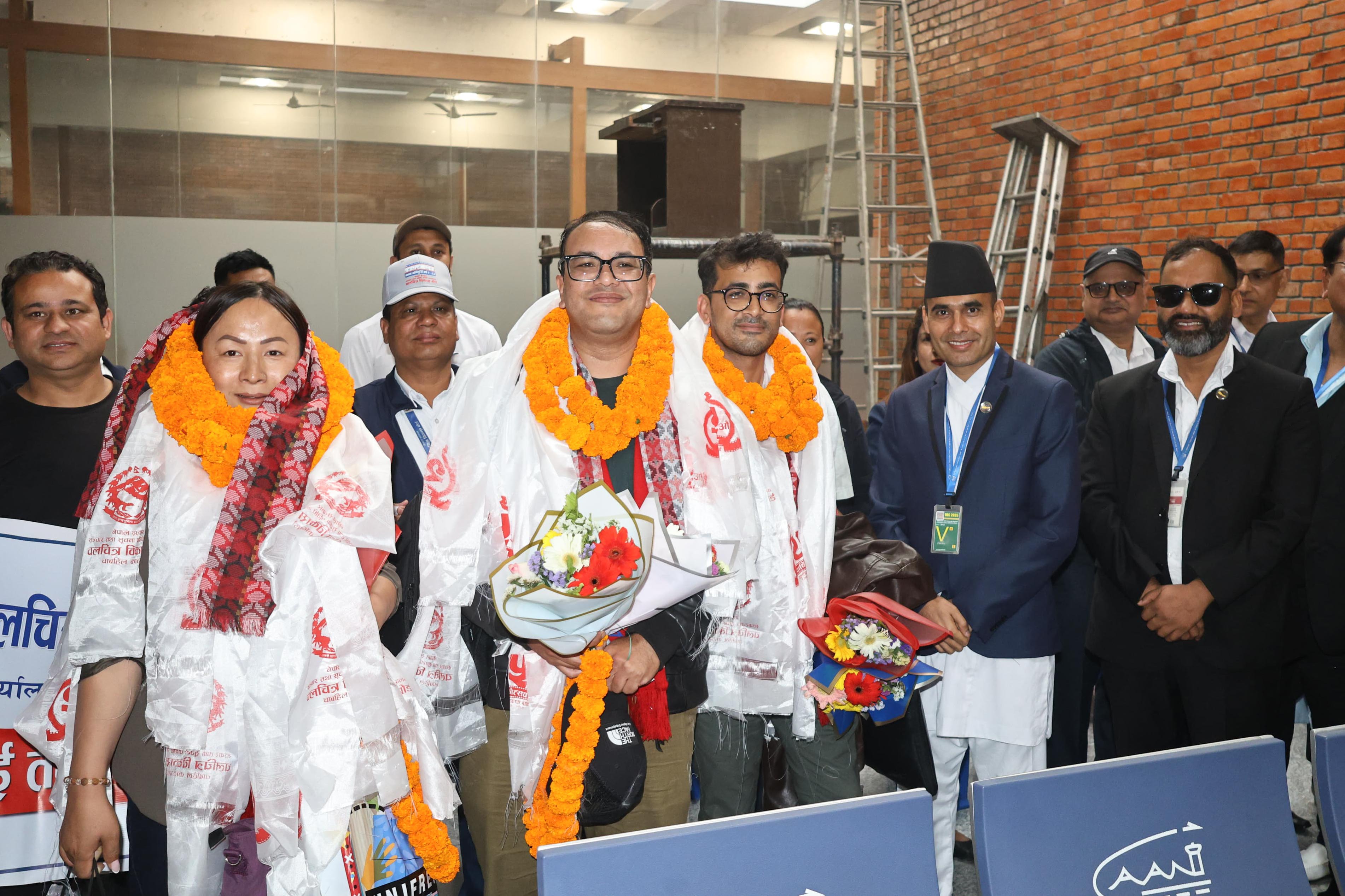 कान्समा पुरस्कृत चलचित्र टोली नेपाल ओर्लियो, स्वागतका लागि दुई मन्त्री विमानस्थलमा (तस्वीरहरू)