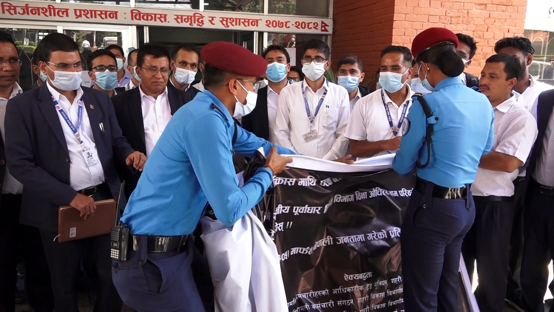 सरकारी इन्जिनियरले गरे सिंहदबारभित्रै आन्दोलन, प्रहरीले खोस्यो कालो ब्यानर