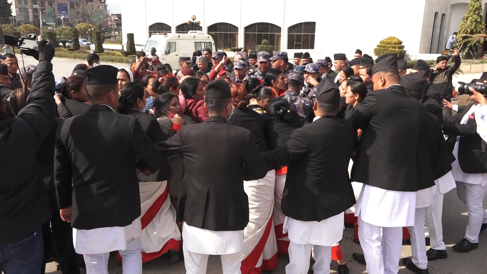 संसद भवन परिसरमा छिरेपछि पक्राउ परेका लघुवित्त ऋणी जमानीमा रिहा 