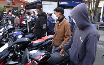 काठमाडाैंमा मोटरसाइकल चोरी गर्ने गिराेहका सात जना पक्राउ