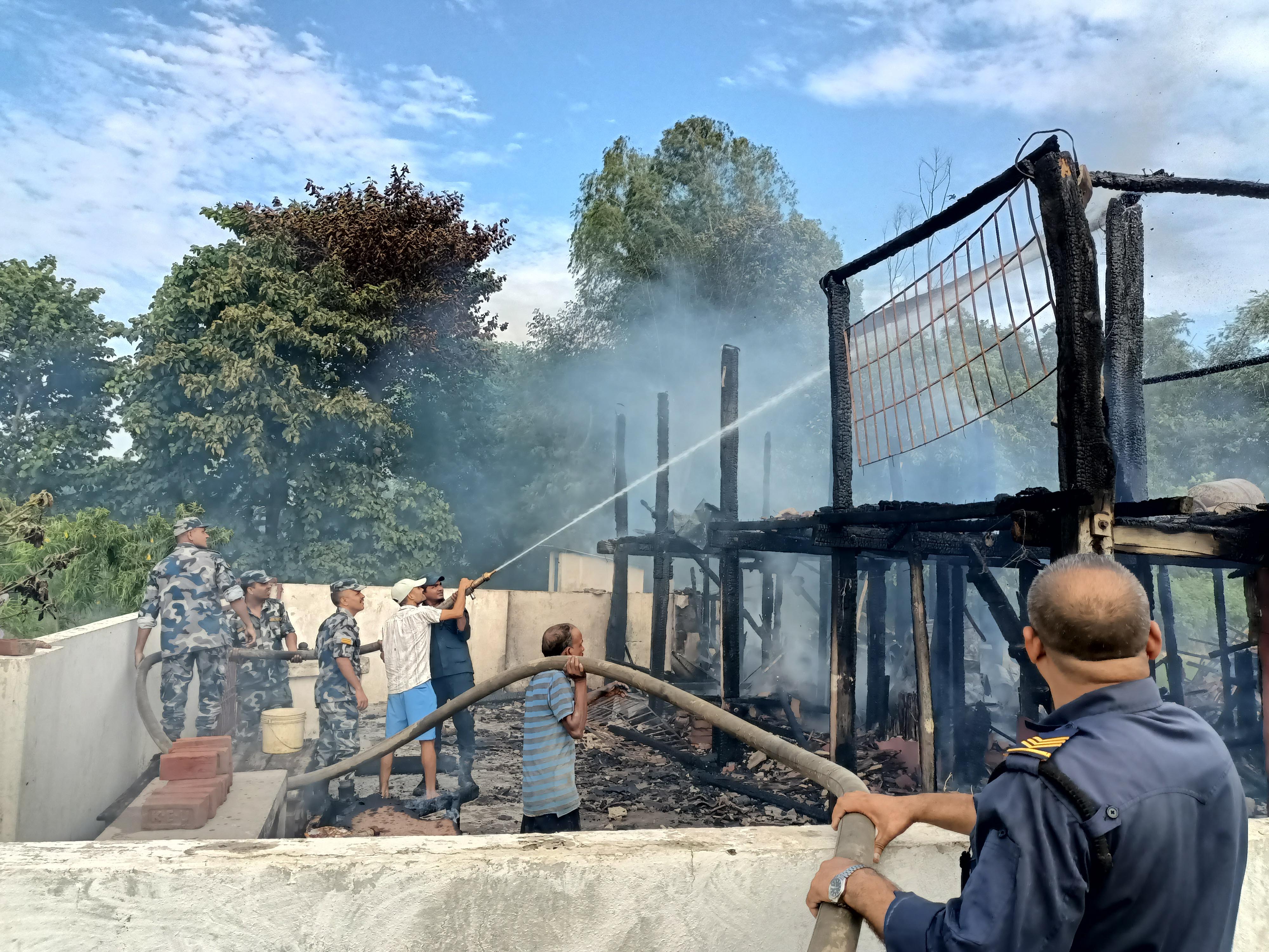 रौतहटमा बिजुली सर्ट भएर घरमा आगलागी, १८ लाख बराबरको क्षति