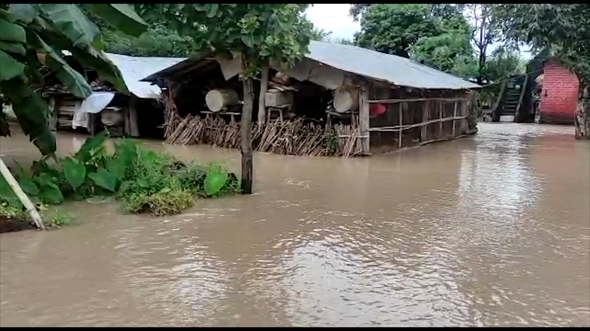 राजापुरका आठ सय घर डुबानमाः सरकारले उद्धार नगरेको गुनासाे