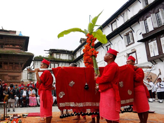 दसैँ घरमा शक्तिको आराधनासहित फूलपाती भित्र्याइँदै