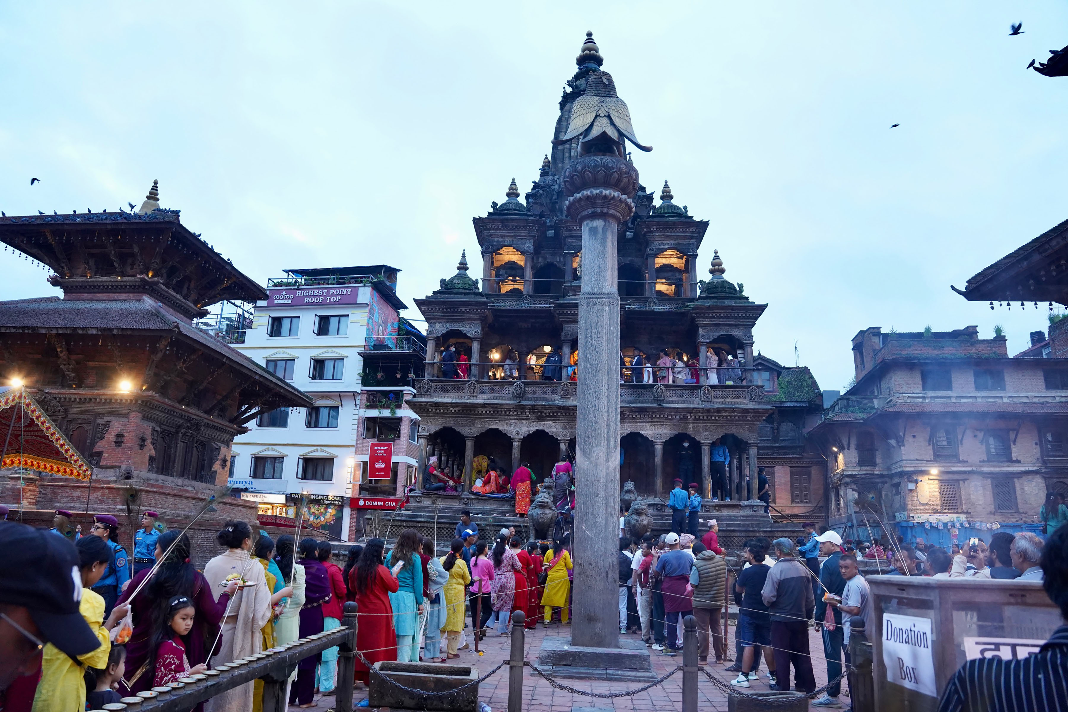 पाटनको कृष्ण मन्दिरमा भक्तजनको घुइँचो (तस्वीरहरू)