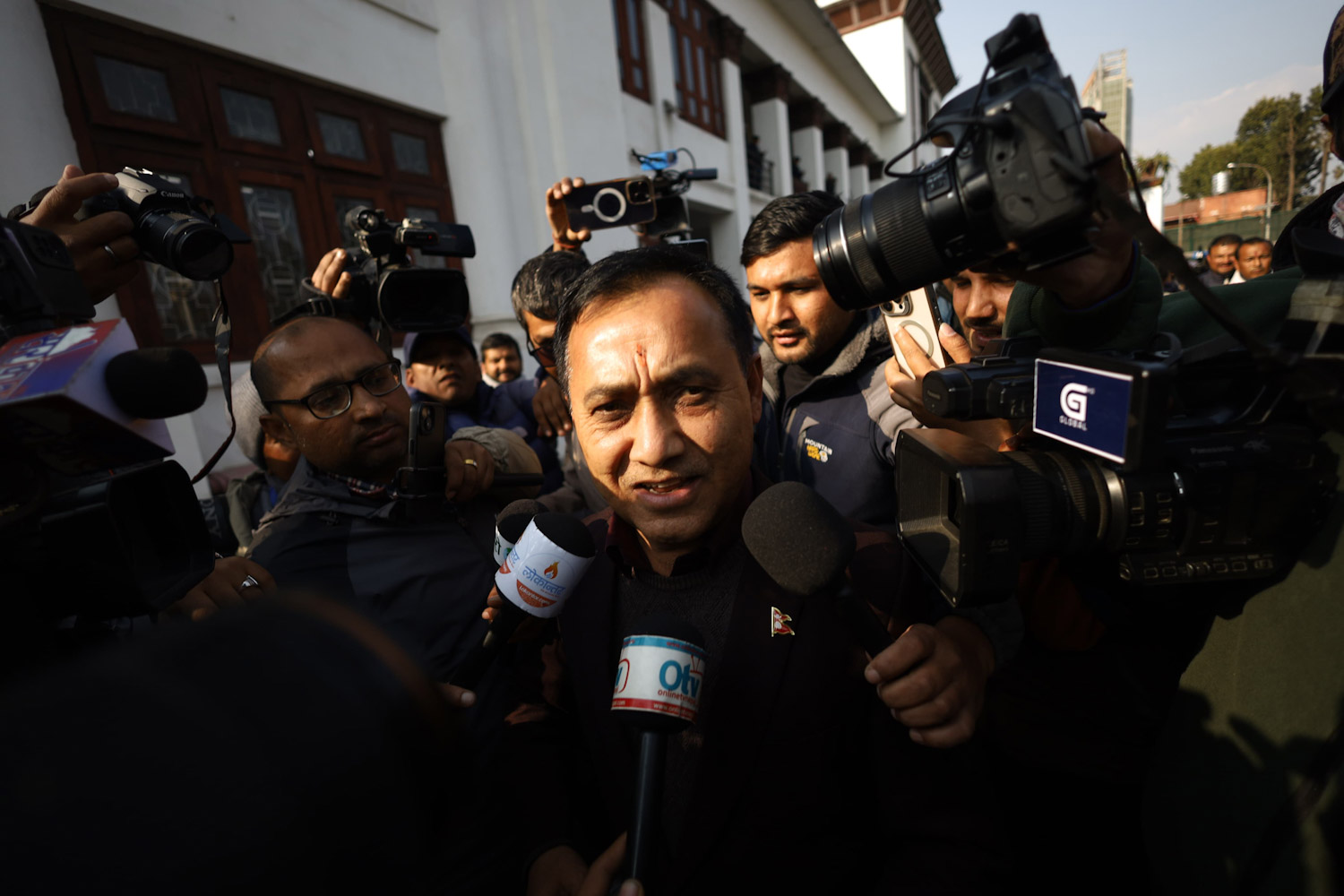 विश्वप्रकाशलाई प्रश्न– पार्टी विभाजन हुने अवस्था आए सबैभन्दा पहिला हलबाट निस्कन्छु भन्नुहुन्थ्यो, किन निस्कनुभएन ? 