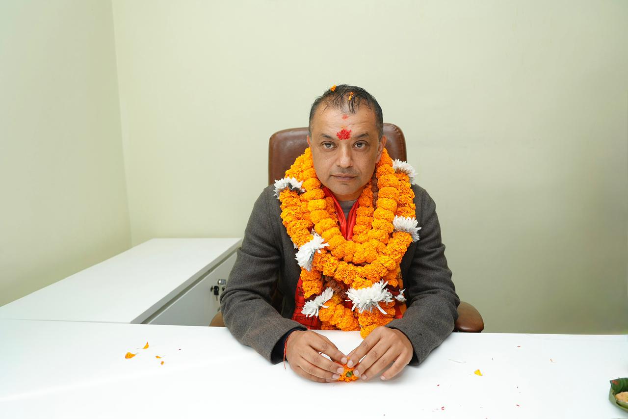 सभापति बनेकाे नाै दिनपछि गगन थापाले गरे पदभार ग्रहण