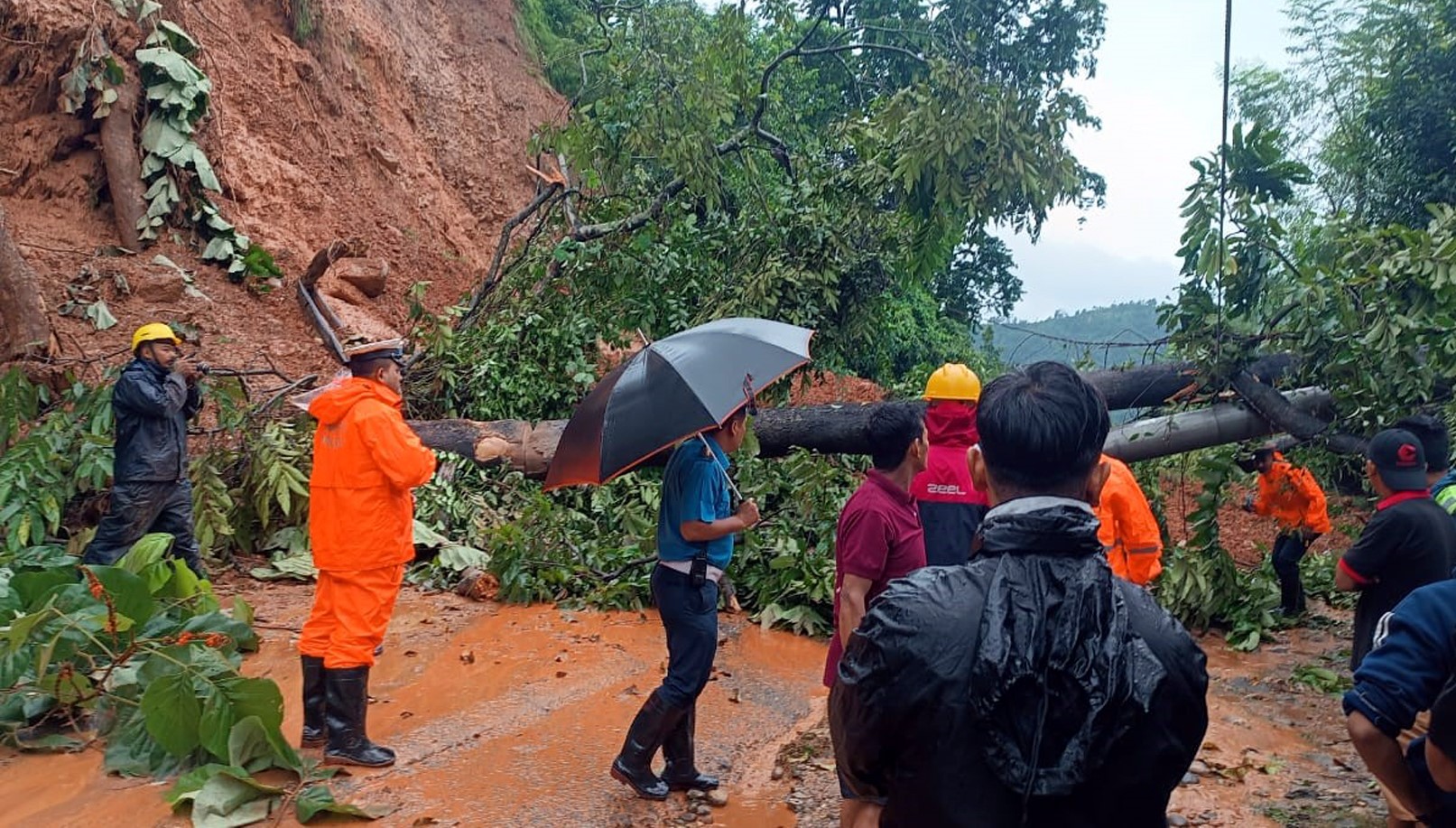 बाढी पहिरोका कारण ठाउँठाउँका सडकमा क्षति, कुन-कुन राजमार्ग अवरुद्ध ?