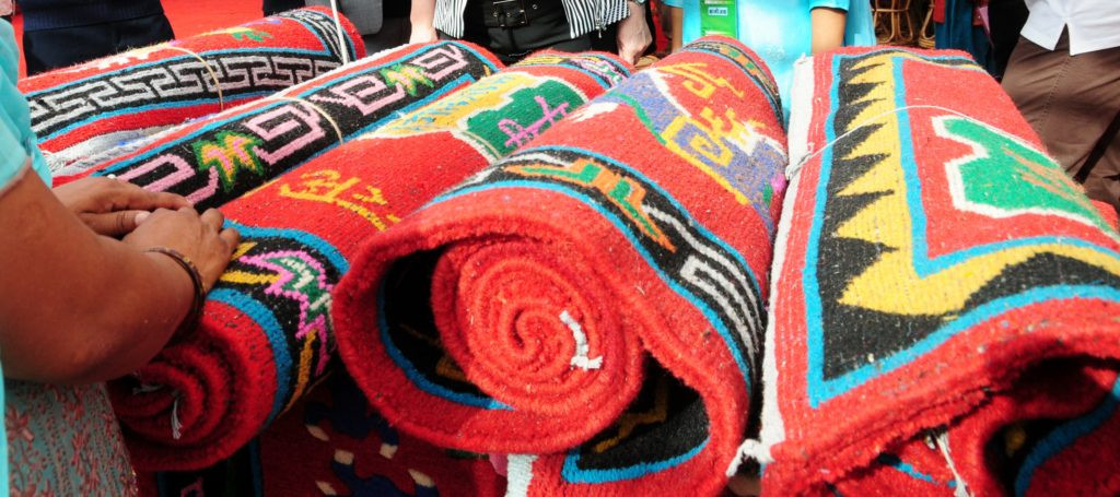घरमै थन्किए ओलाङ्चुङगोलाका गलैँचा : नेपालमै बेचौँ कम मूल्य पाइन्छ, तिब्बत लैजाउँ नाका बन्द छ
