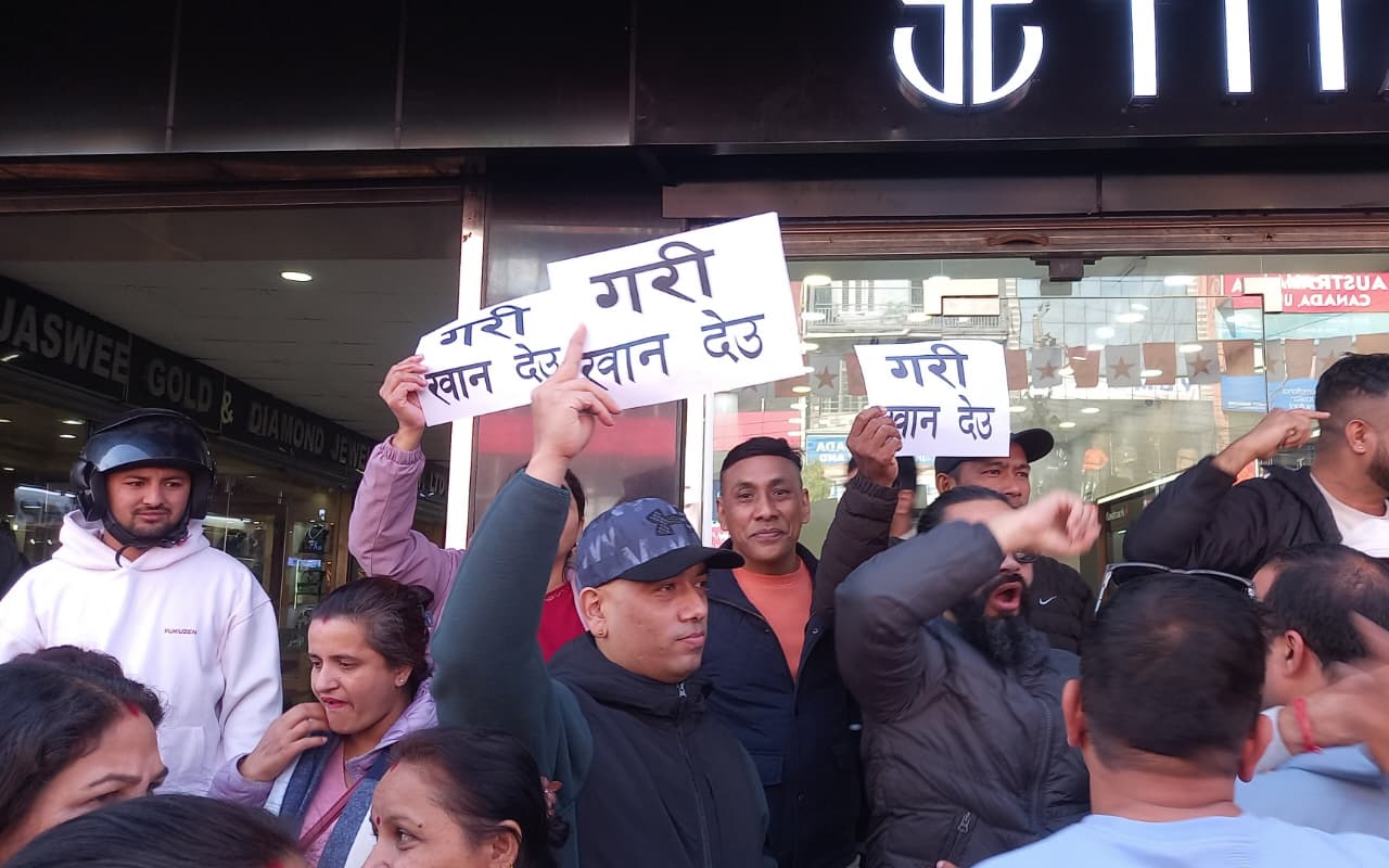 प्रचण्ड–माधवले सम्बोधन गर्ने नेकपाको सभामा गरिखान देऊ भन्दै व्यवसायीको प्रदर्शन