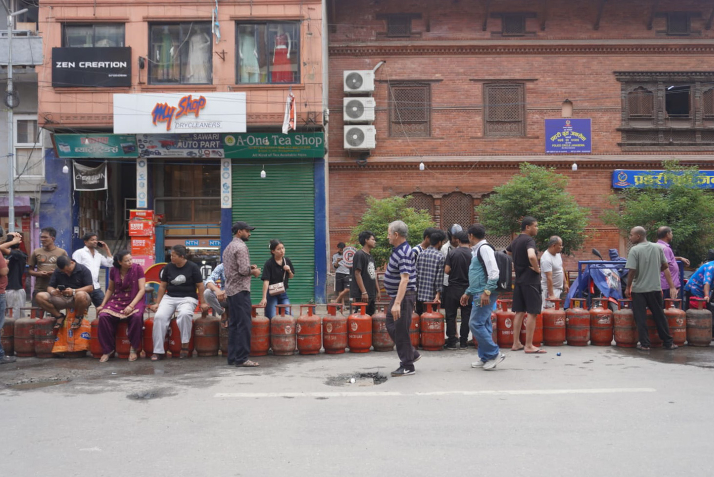 कृष्णभिर पहिरोको प्रभाव : चुलिँदै ग्यास अभाव, लाइनमा उपभोक्ता [तस्वीरहरू]