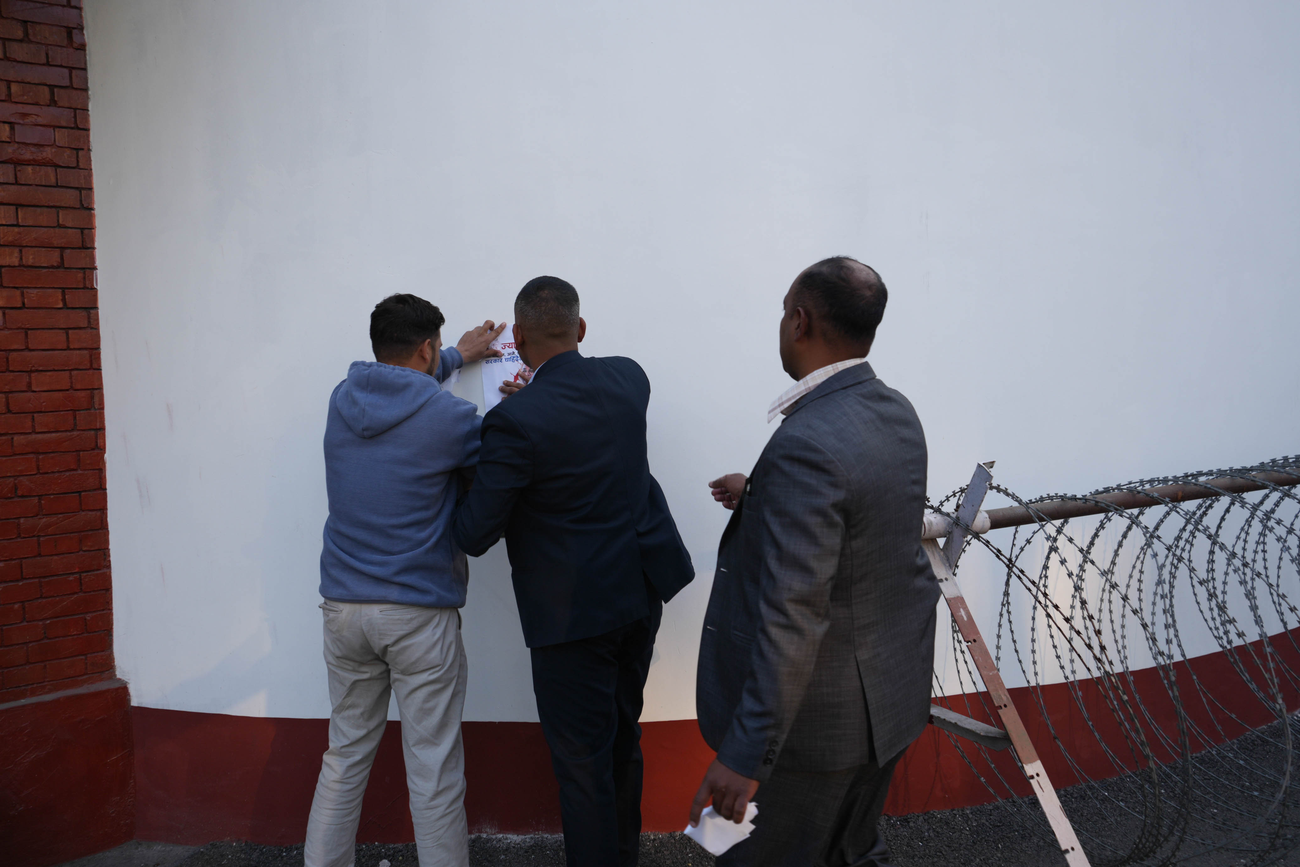 मिराज ढुंगाना नेतृत्वको जेन–जी समूहले प्रधानमन्त्रीनिवासअगाडि राजीनामा माग गर्दै टाँस्यो पर्चा (तस्वीरसहित)