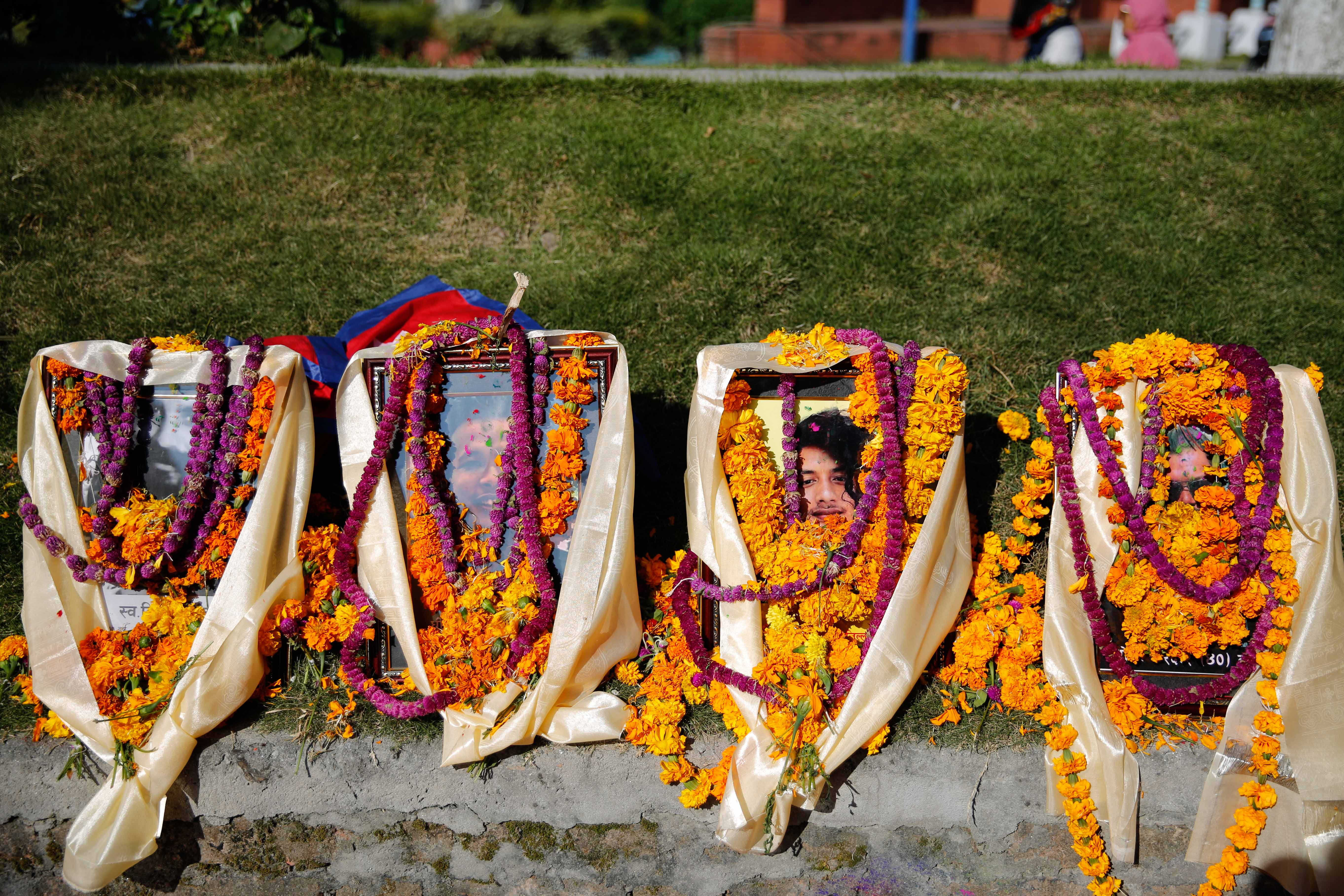 जेन–जी युनाइटेड परिवर्तन समूहले शहीदप्रति श्रद्धाञ्जली व्यक्त गर्दै गरे सामूहिक भाइटीका (तस्वीरहरू)