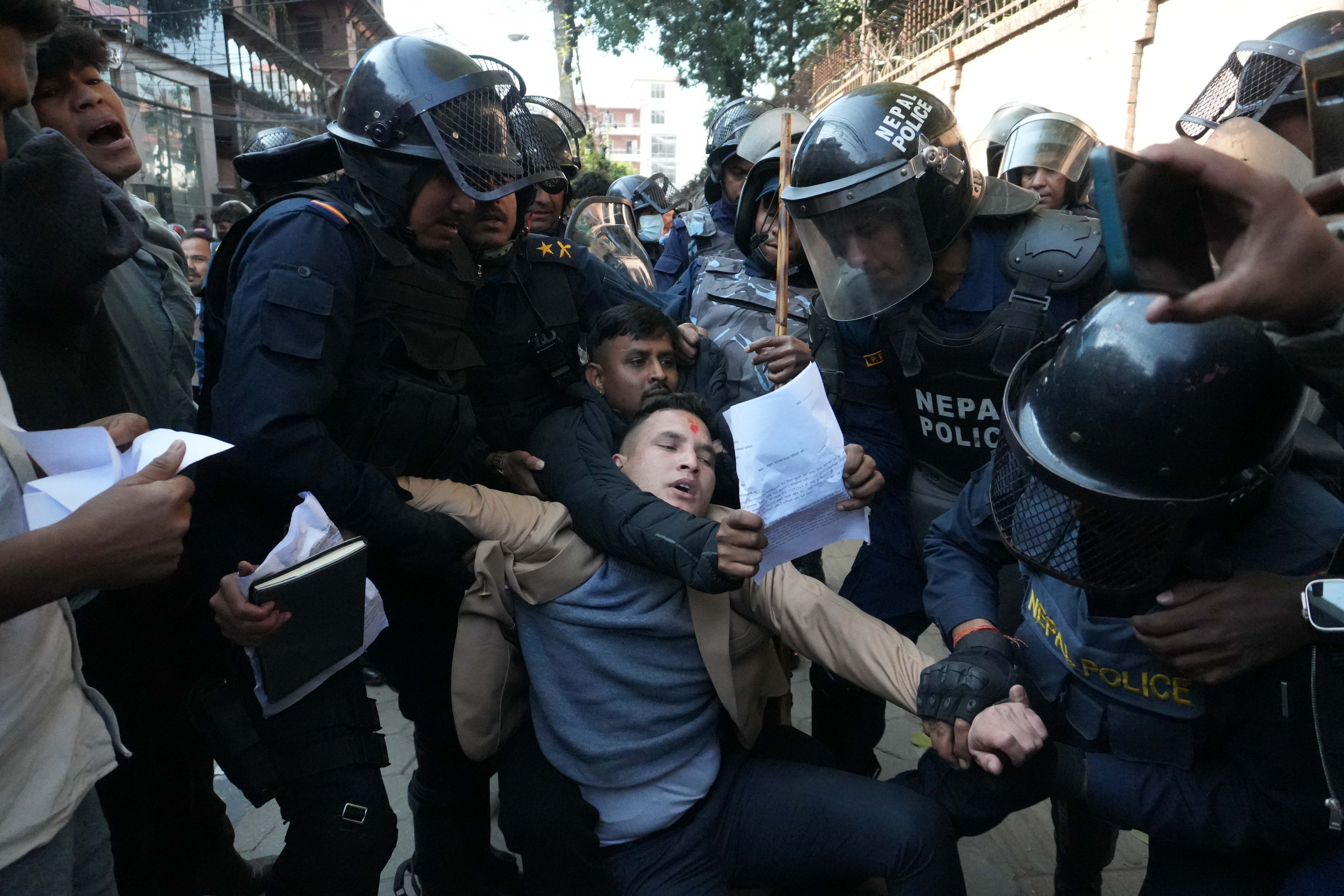 जेन–जीको मिराज समूहलाई सिंहदरबार प्रवेशमा रोक, गेटबाटै लखेटियो (तस्वीरहरू)