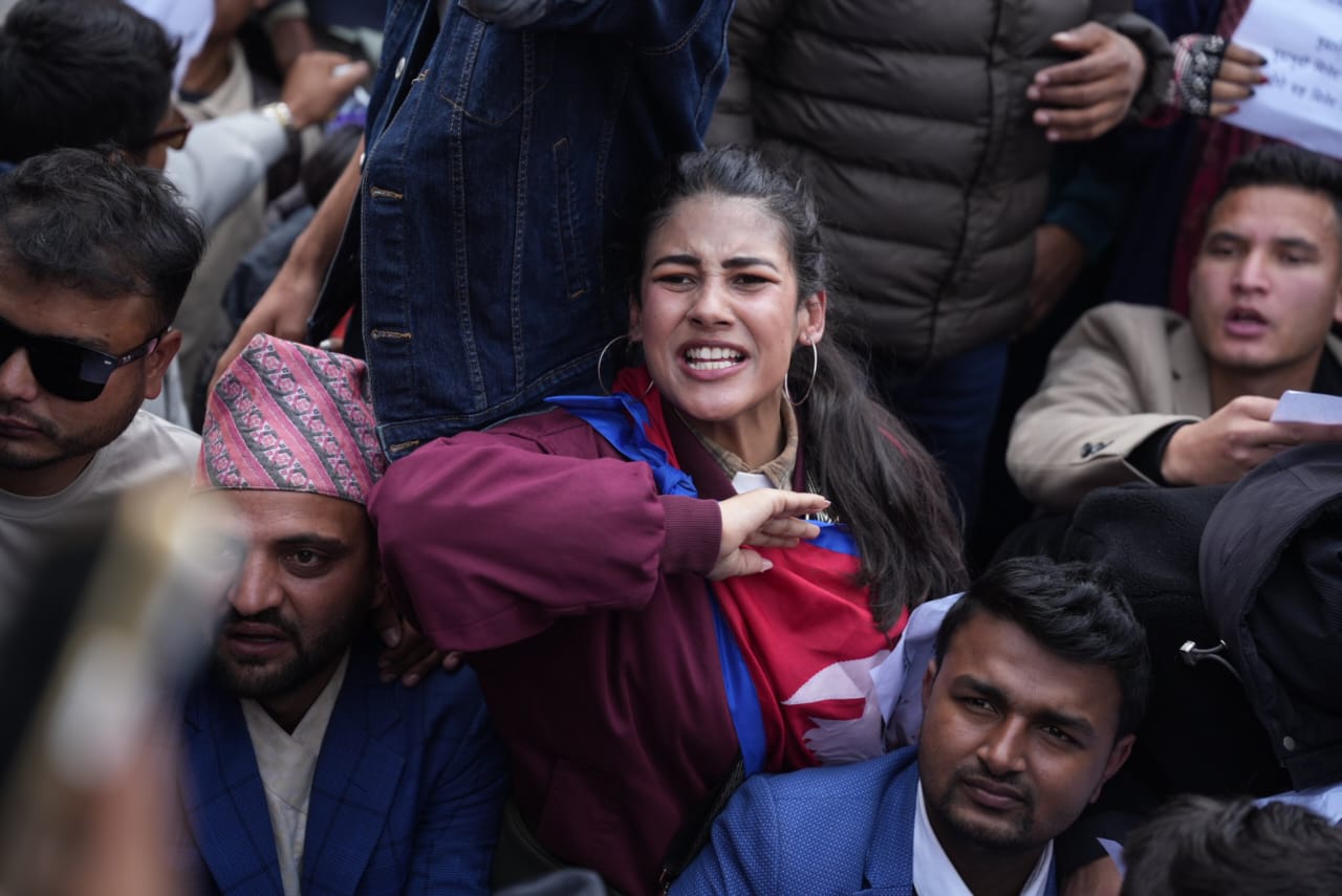 सर्वपक्षीय सरकारको माग राखेर माइतीघरमा उत्रिए जेन–जी (भिडियो)