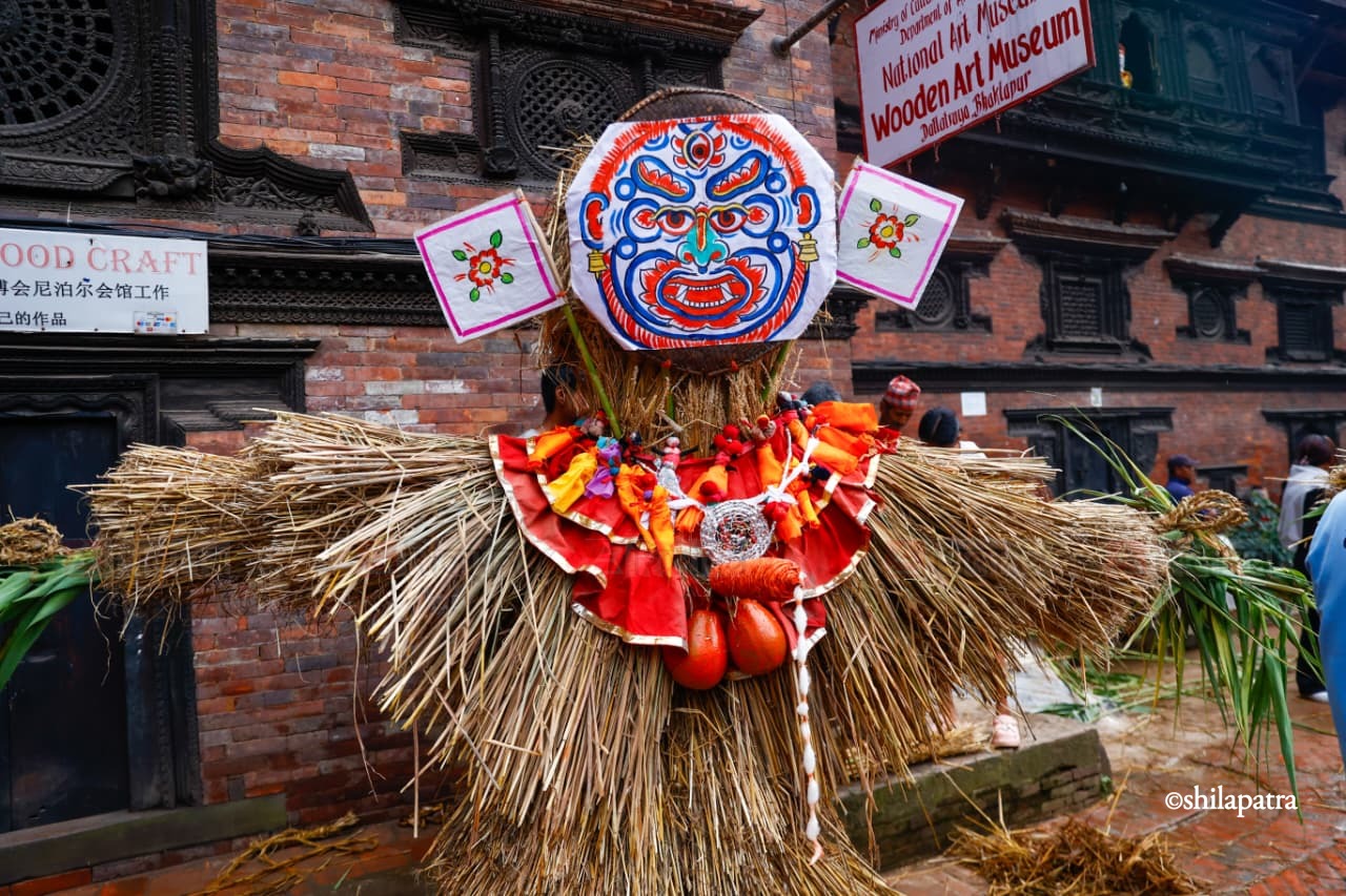भक्तपुरमा जलाइयो घण्टाकर्ण राक्षसको पुत्ला (तस्वीरहरू)