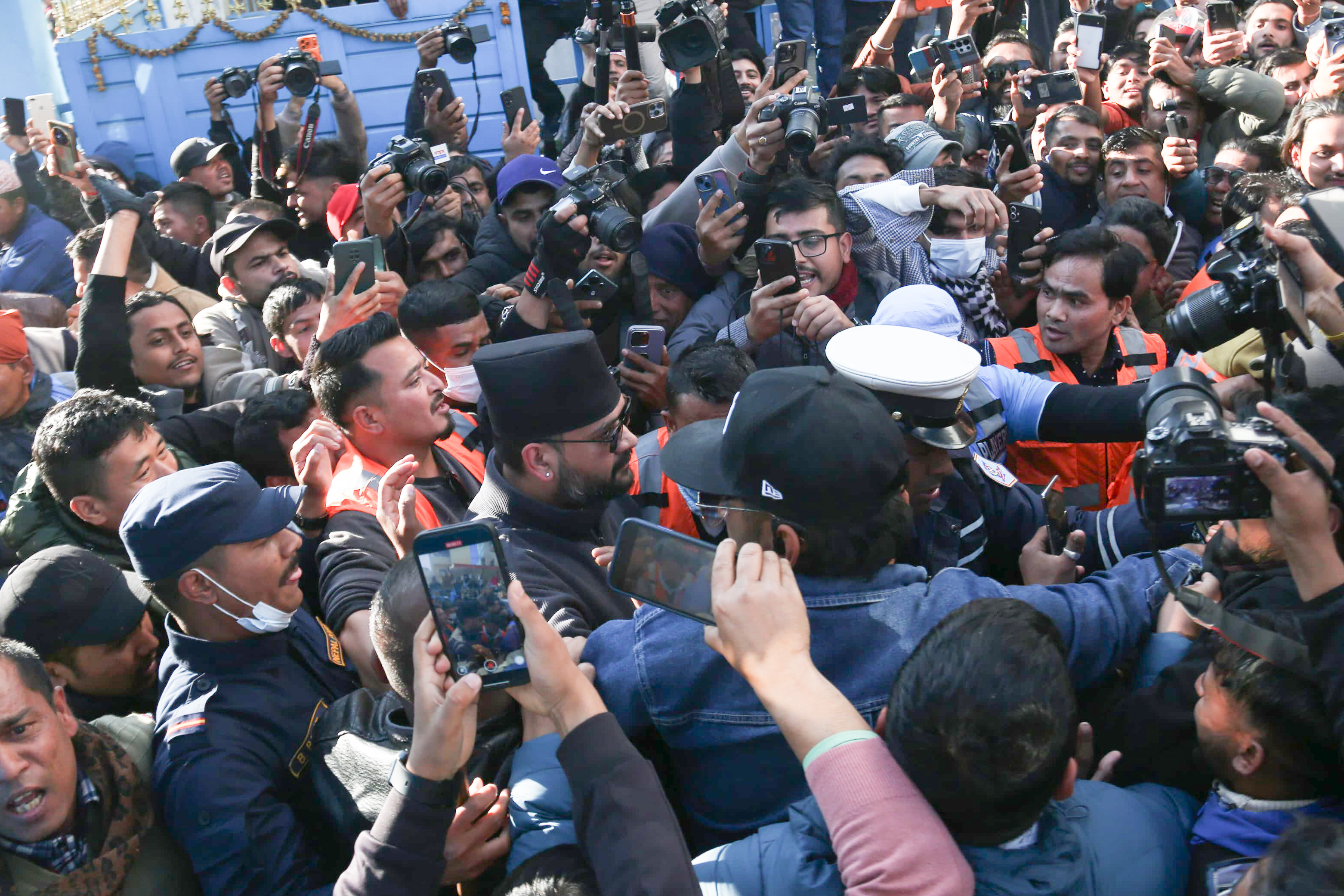 घण्टीघरमा बालेेन क्रेज... (तस्वीरहरू)