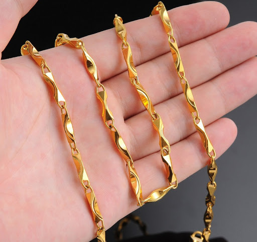 कतारबाट आएका राजेन्द्रको मोजाभित्र भेटियो सुनको सिक्री