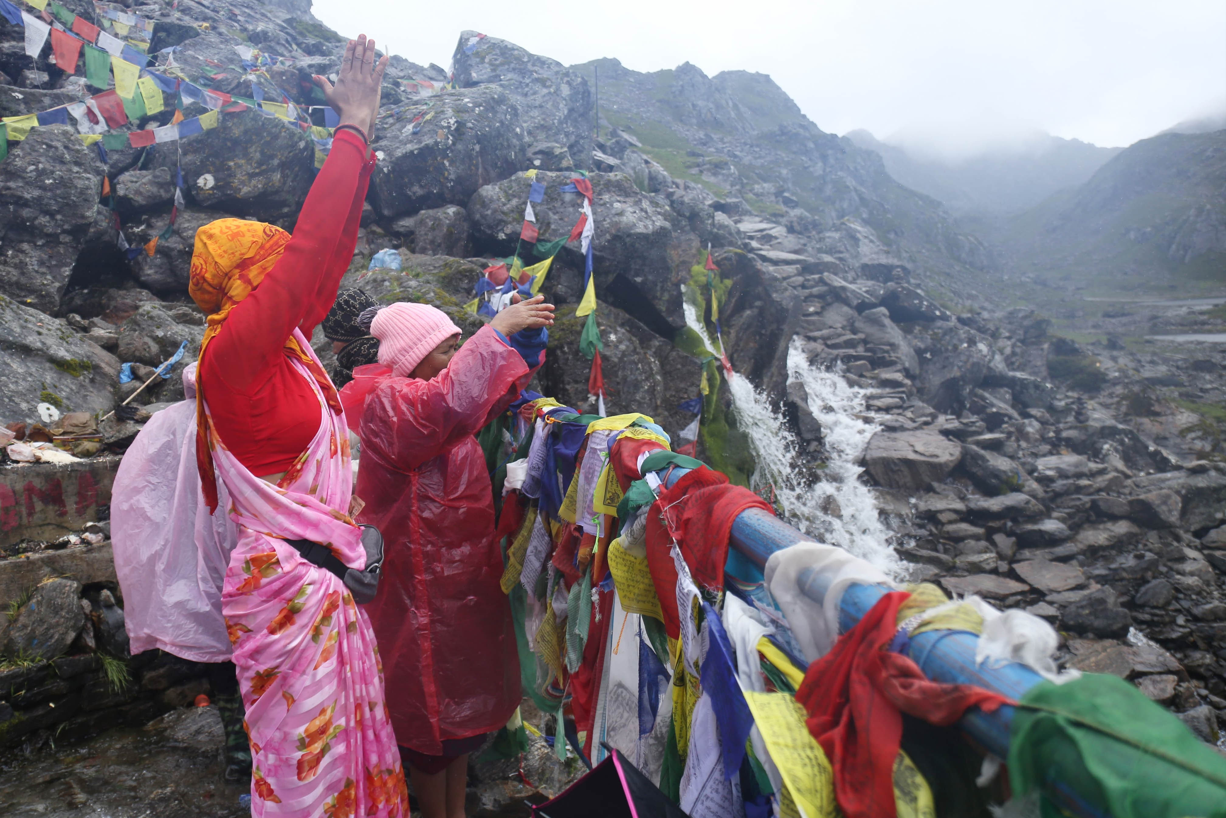 जनैपूर्णिमा: गोसाइँकुण्डमा तीर्थयात्रीहरू चहलपहल (तस्वीरहरू)