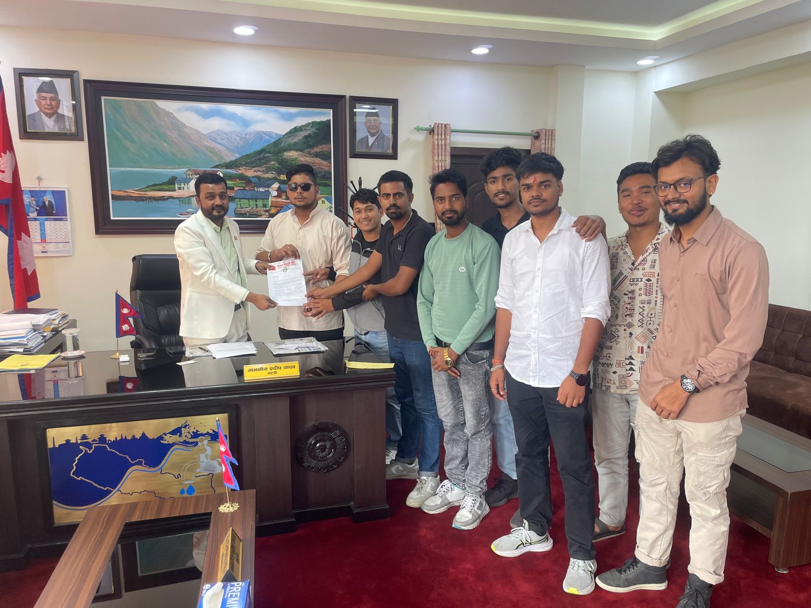 खानेपानीमन्त्री यादवलाई नेविसंघले बुझायो ज्ञापनपत्र, भन्यो- मधेशको खडेरीलाई गम्भीर रूपमा नलिए आन्दोलन गर्छौं