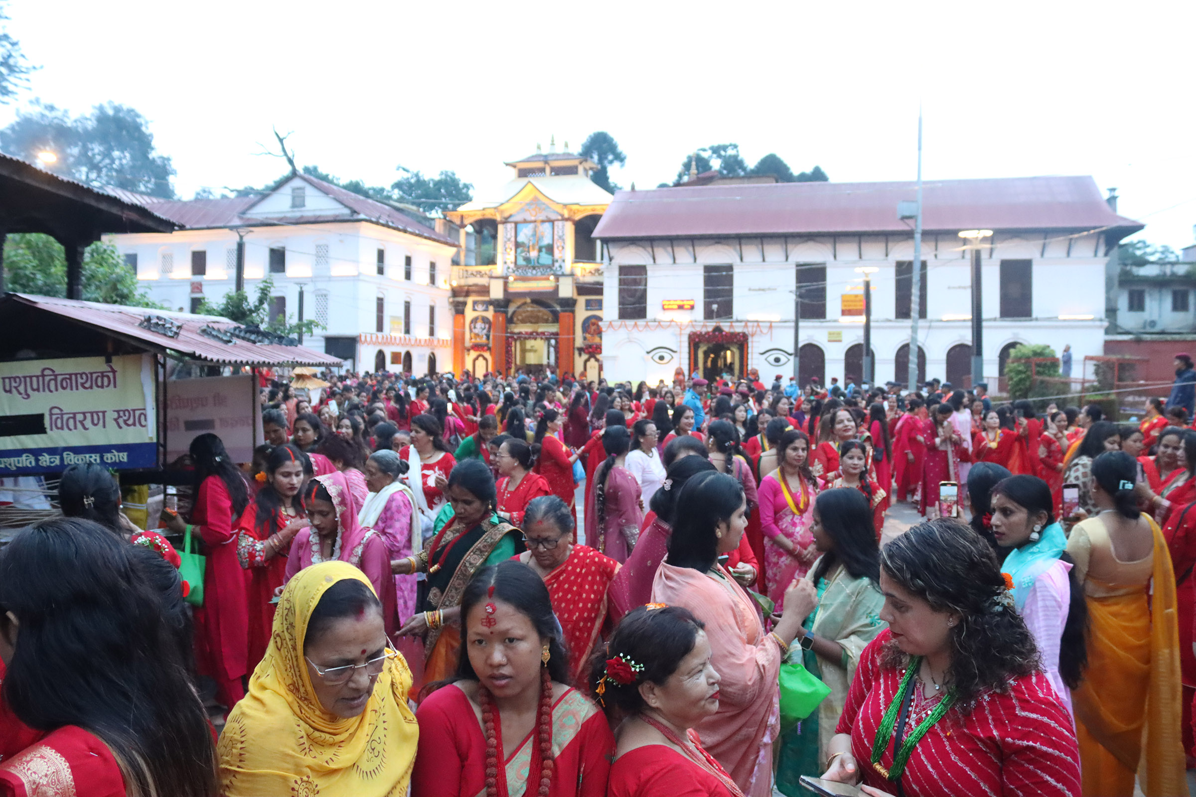 तीज पर्व : पशुपति क्षेत्रमा बिहानैदेखि व्रतालुको घुइँचो