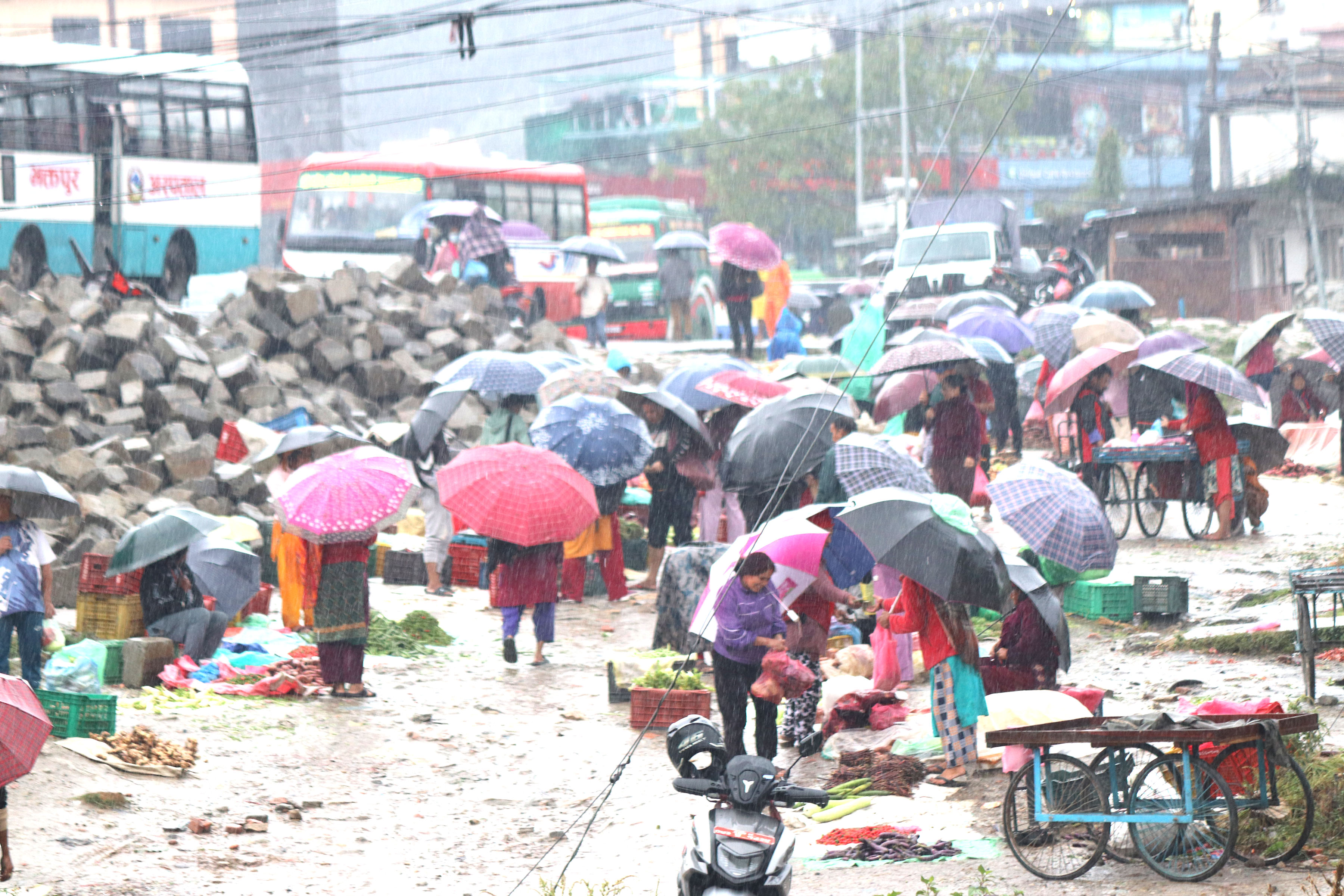 ‘मोन्था’ आँधीको प्रभाव कमजोर बन्दै, वर्षाको सम्भावना भने कायमै