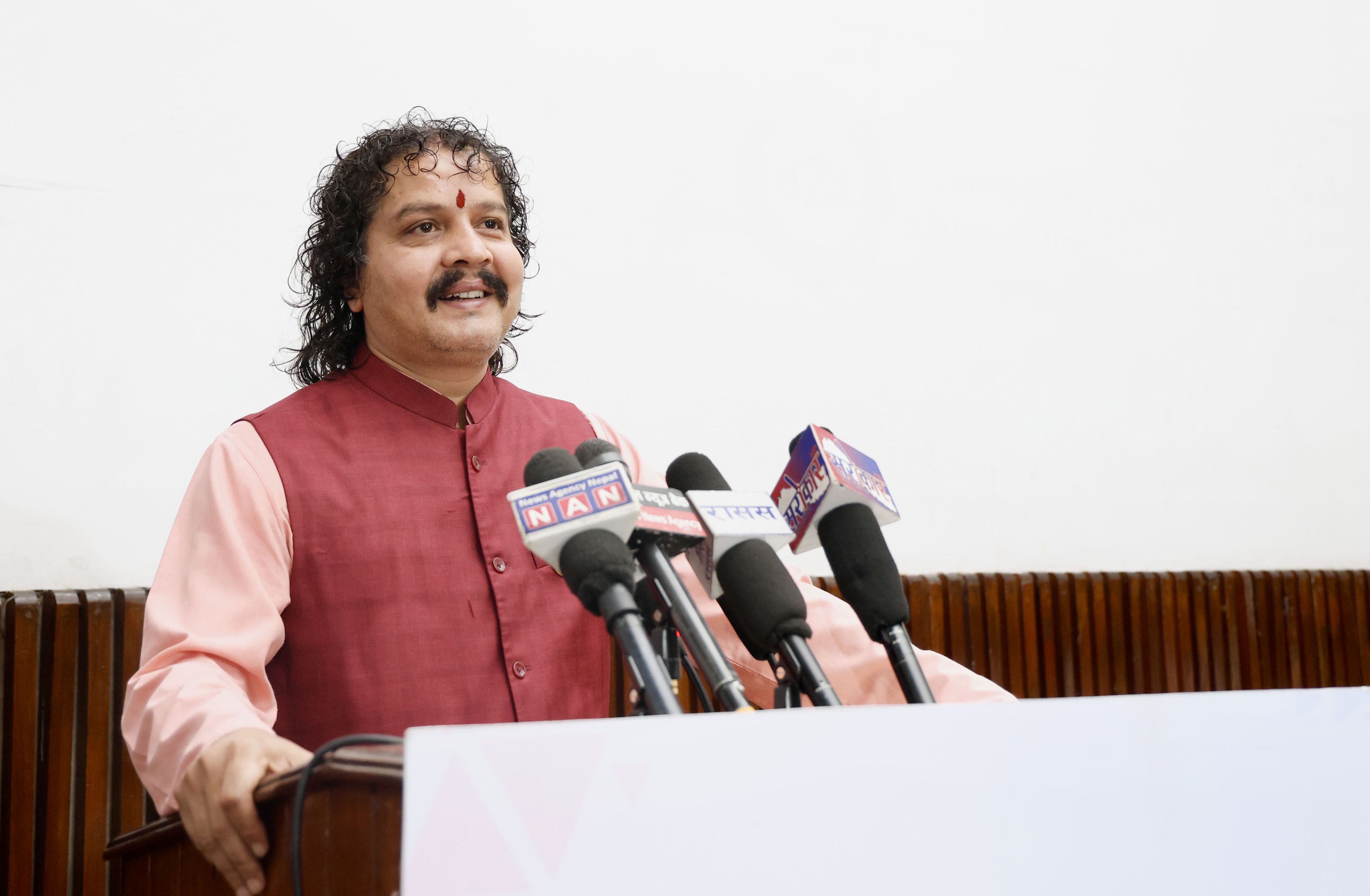 सिंहदरबारकाे नाम फेर्नुपर्नेमा हरि ढकाल अडिग, सामाजिक सञ्जालमा के लेखे ?