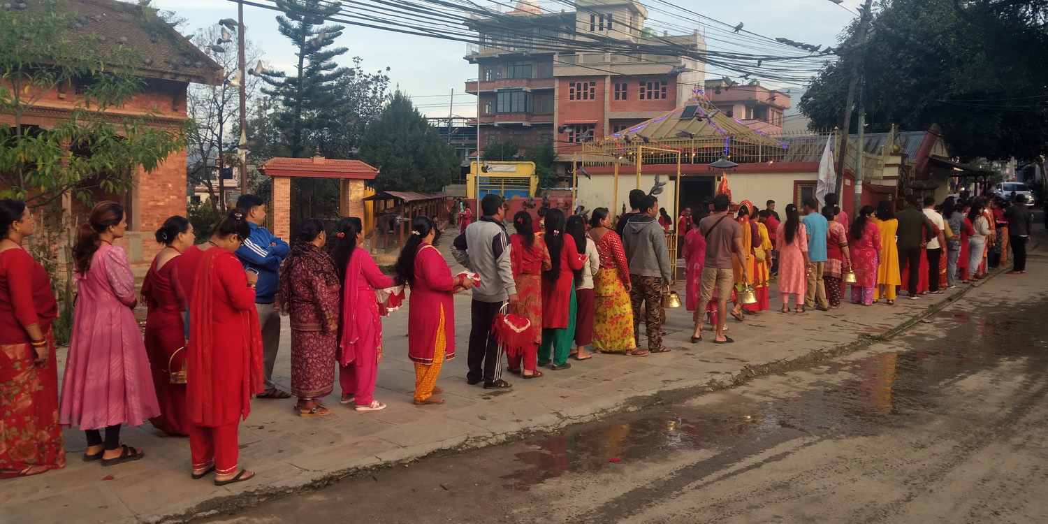 दुर्गा पक्षको नवौँ दिनः वर्षाको वास्ता नगरी शक्तिपीठमा लाखौँ भक्तजन