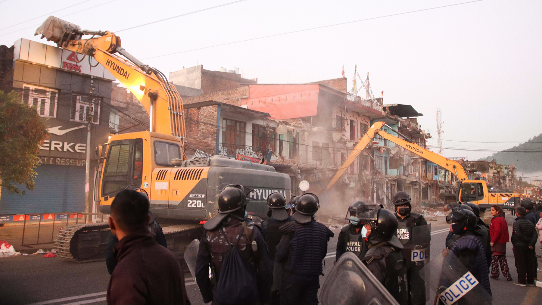 हेटौँडामा झिसमिसेमै भत्काउन थालियो सडक छेउका घर तथा संरचनाहरू (तस्वीरहरू)