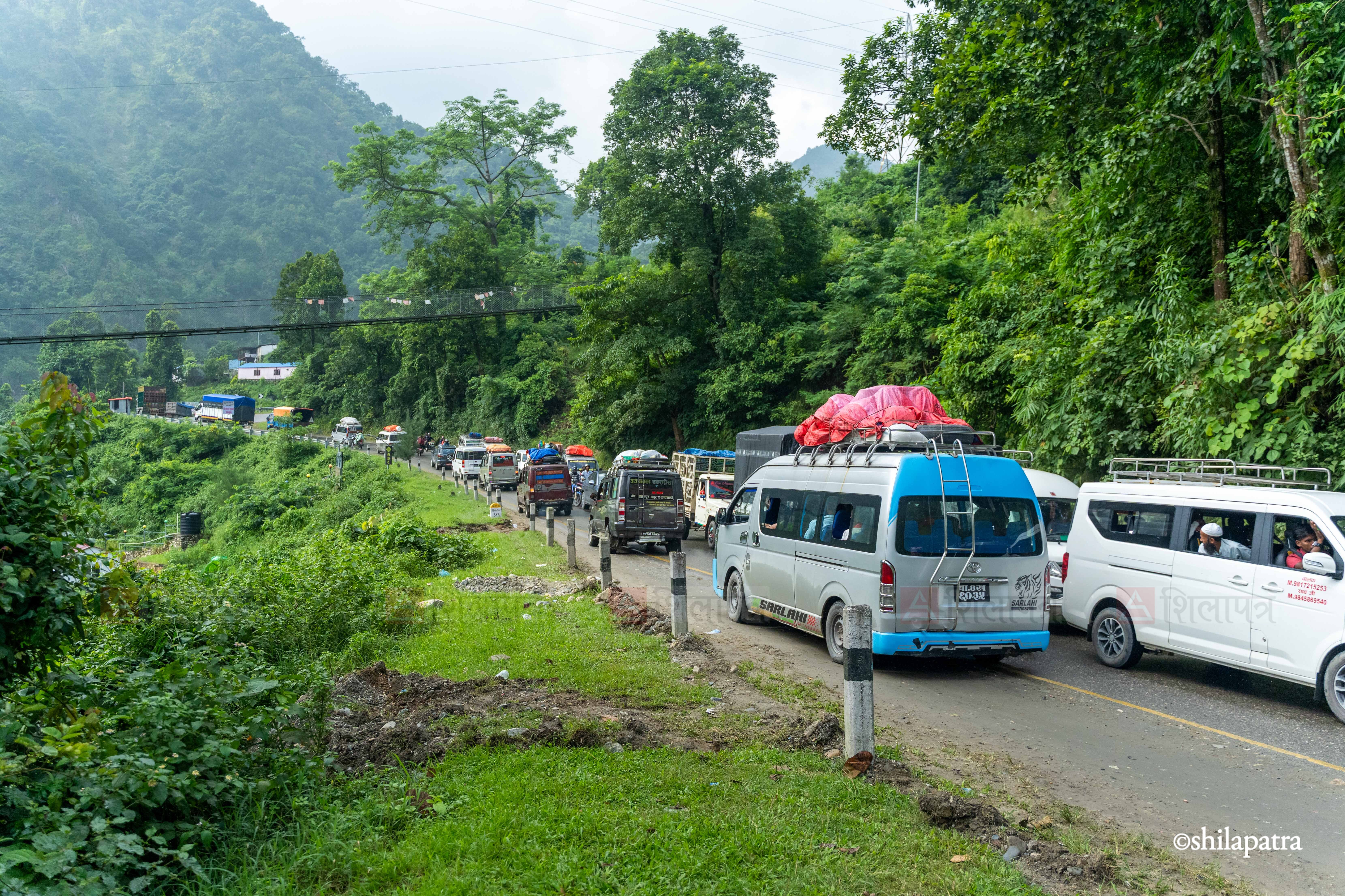 तस्वीरमा हेर्नुहाेस् कृष्णभीरको पहिरोले हेटौँडा–काठमाडौं सडकमा सवारीको चाप