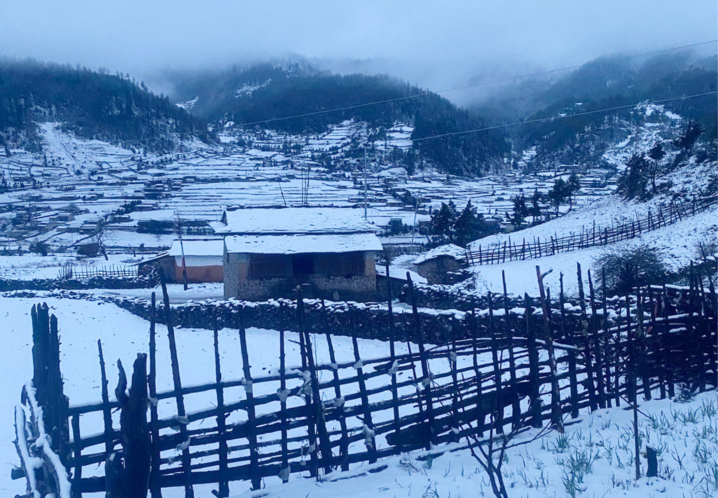 ढोरपाटनमा भारी हिमपात, जनजीवन प्रभावित