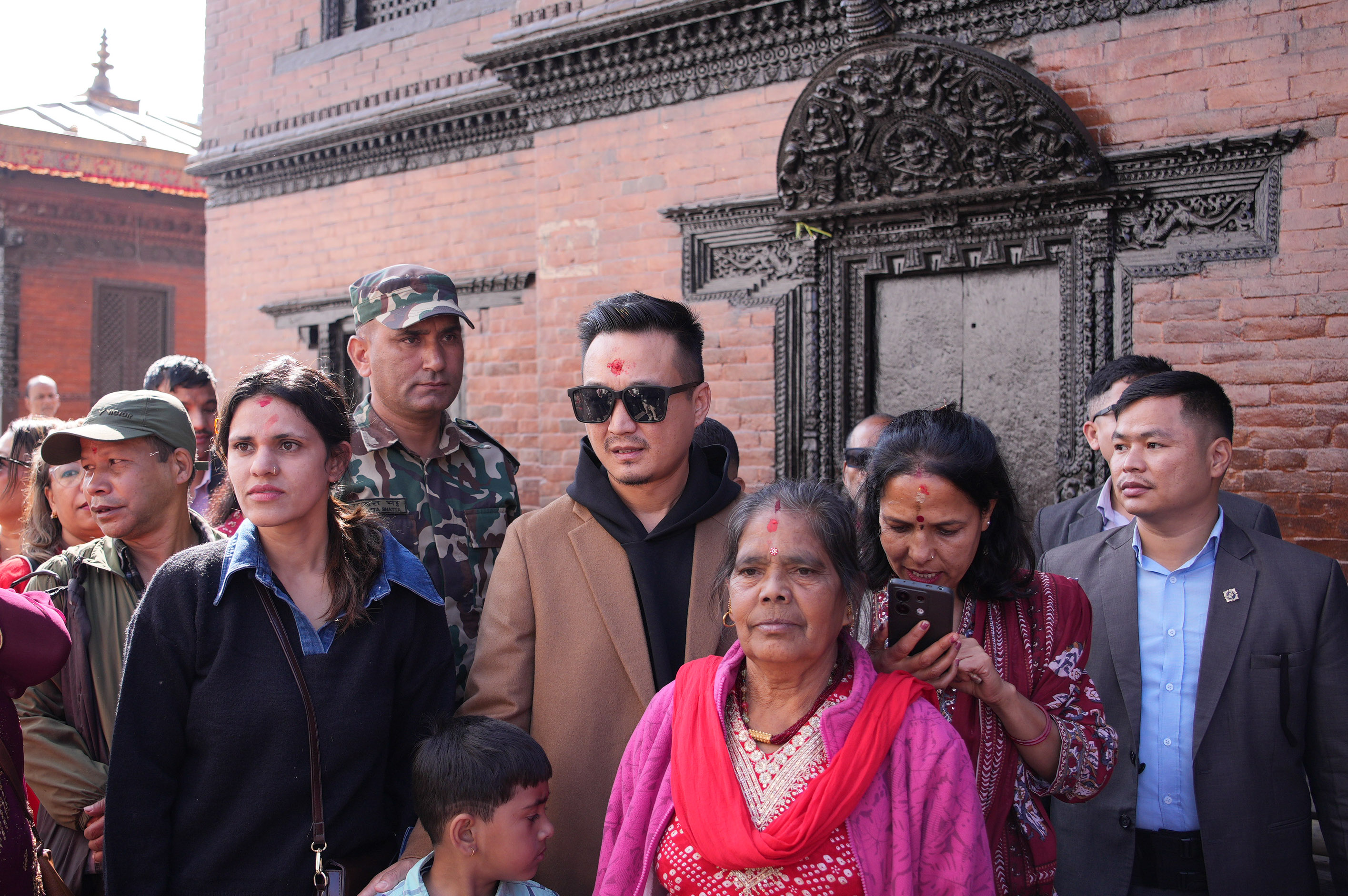 गृहमन्त्री गुरुङले गरे तलेजु भवानी र जीवित कुमारीको दर्शन