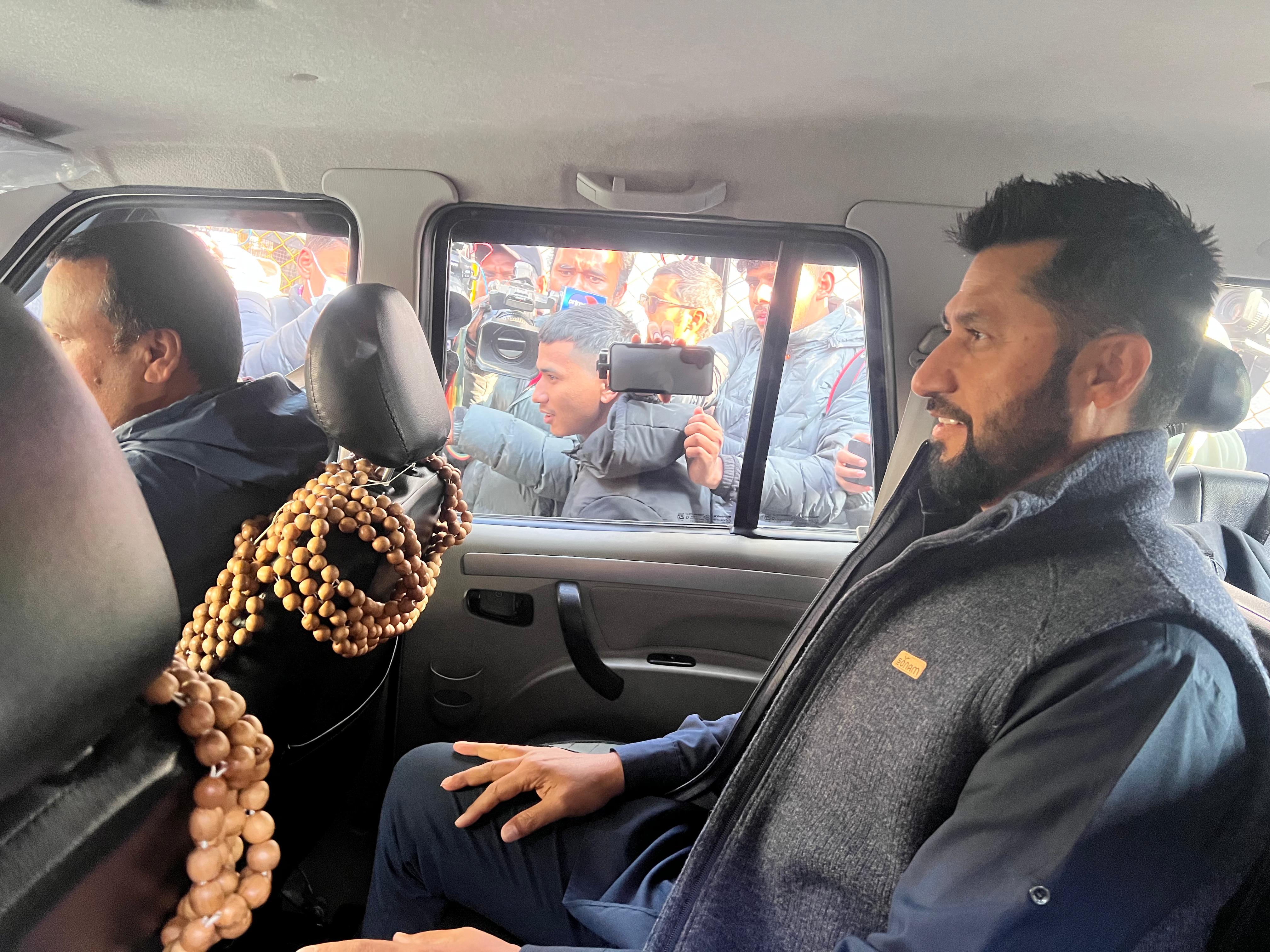 बालेनसँग वार्ता सकेर निस्किए रवि, पत्रकारसँग नबोली हिँडे