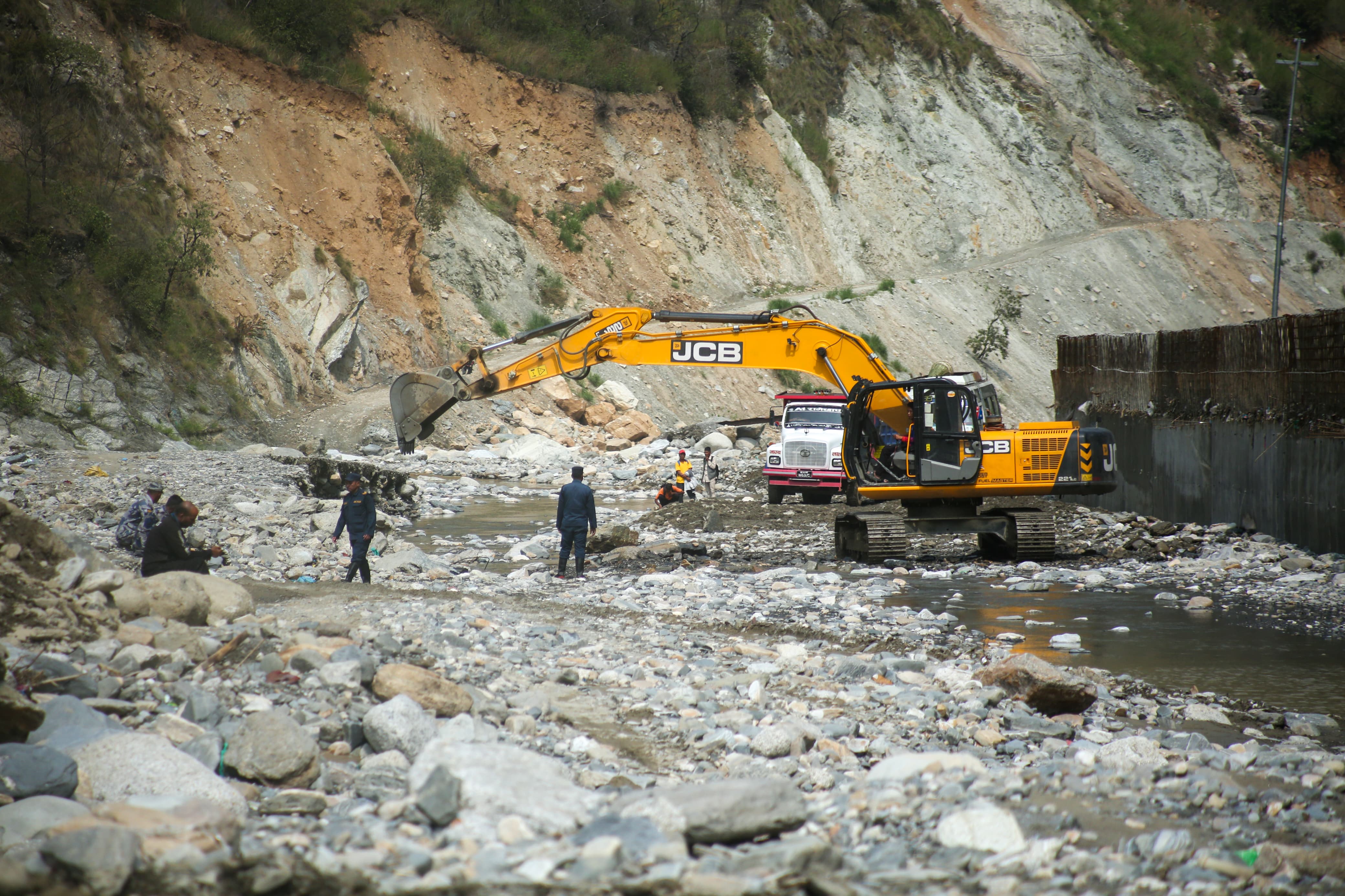 बाढीले अवरुद्ध बीपी राजमार्ग पुनः सञ्चालन (तस्वीरहरू)