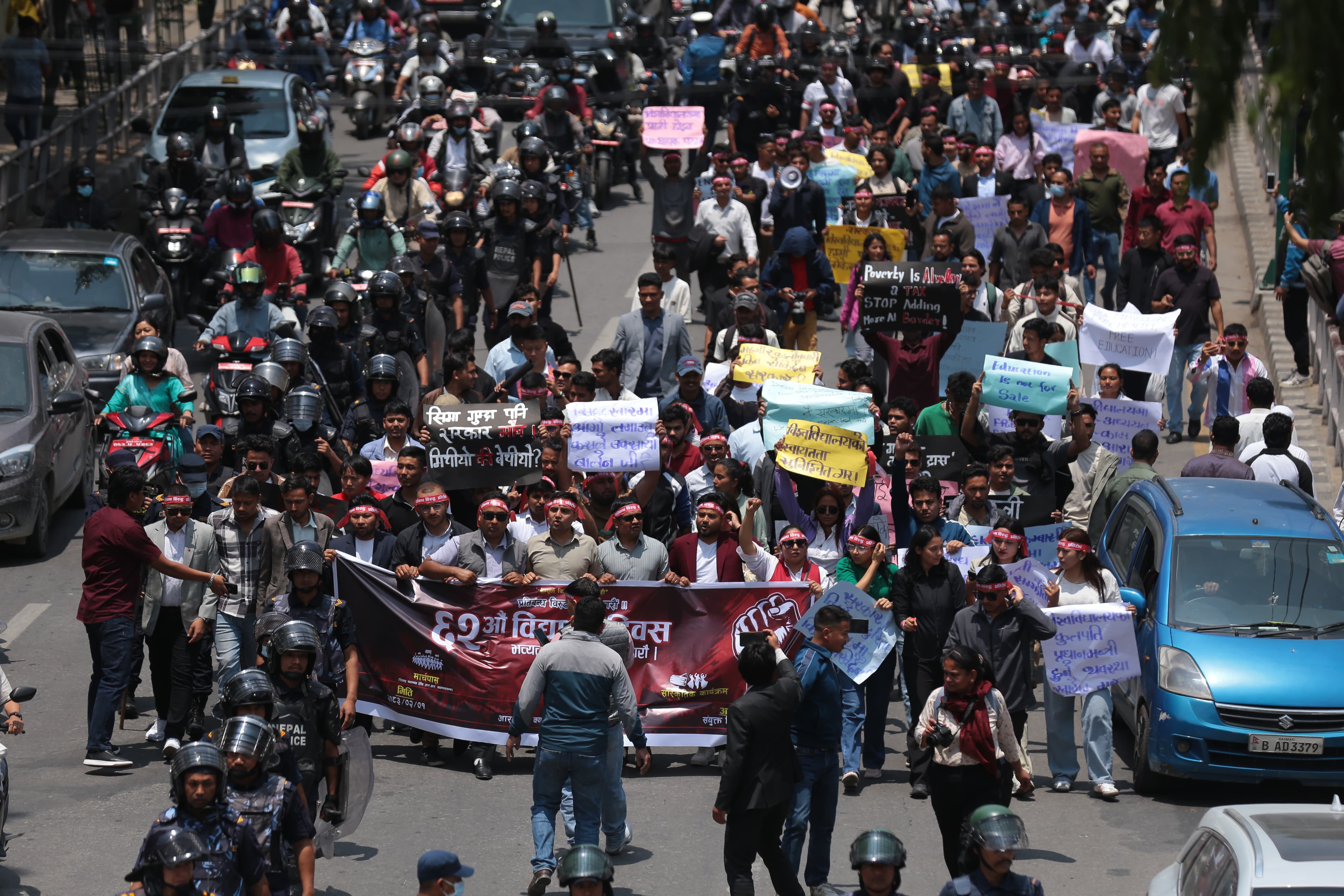 'गरिबको चमेली बोल्दिने कोही छैन' भन्दै संयुक्त विद्यार्थी संगठनको मार्च पास [तस्वीरहरू]