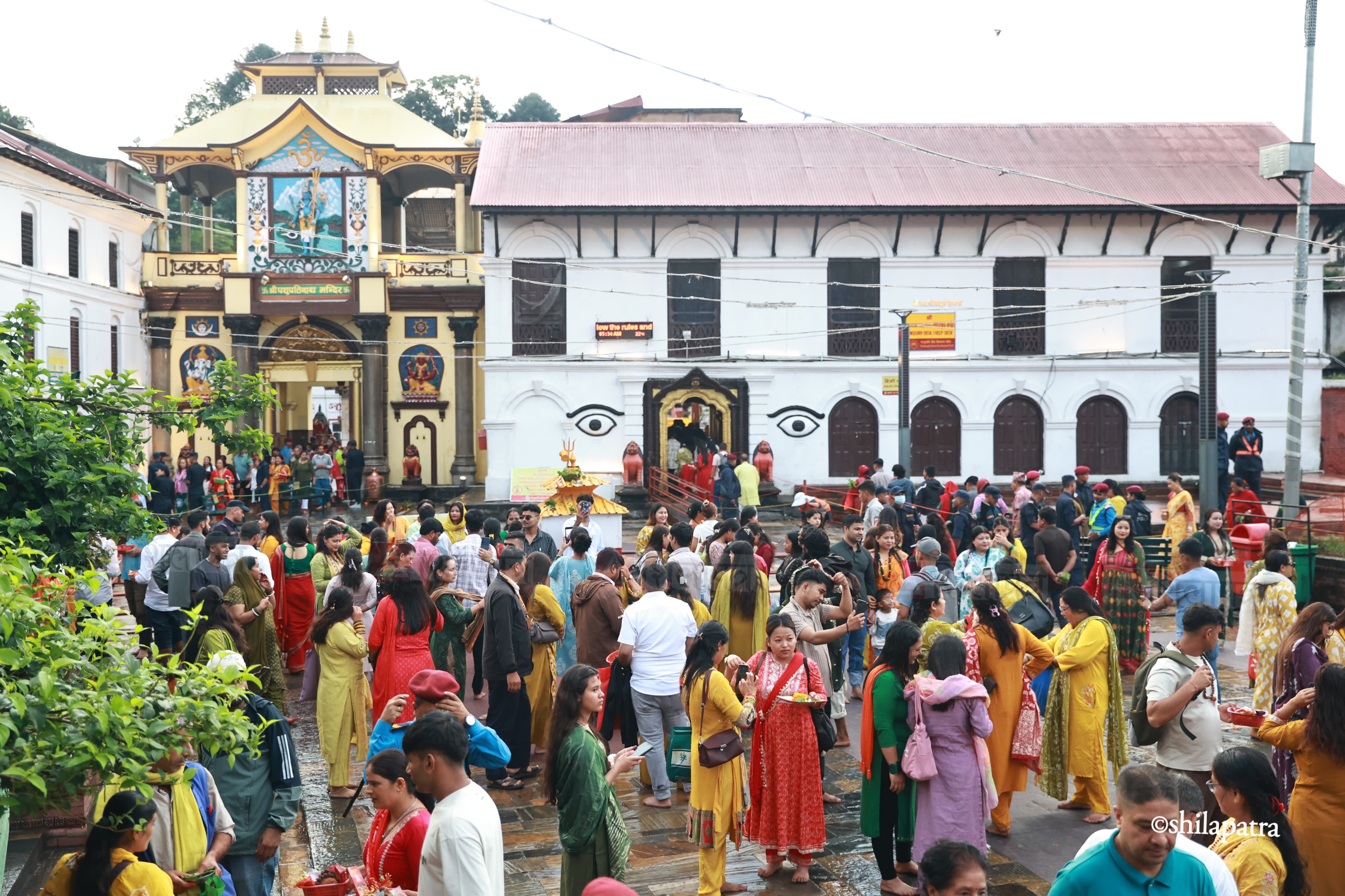 साउनको पहिलो सोमबार, पशुपतिनाथमा बिहानैदेखि दर्शनार्थीको घुइँचो