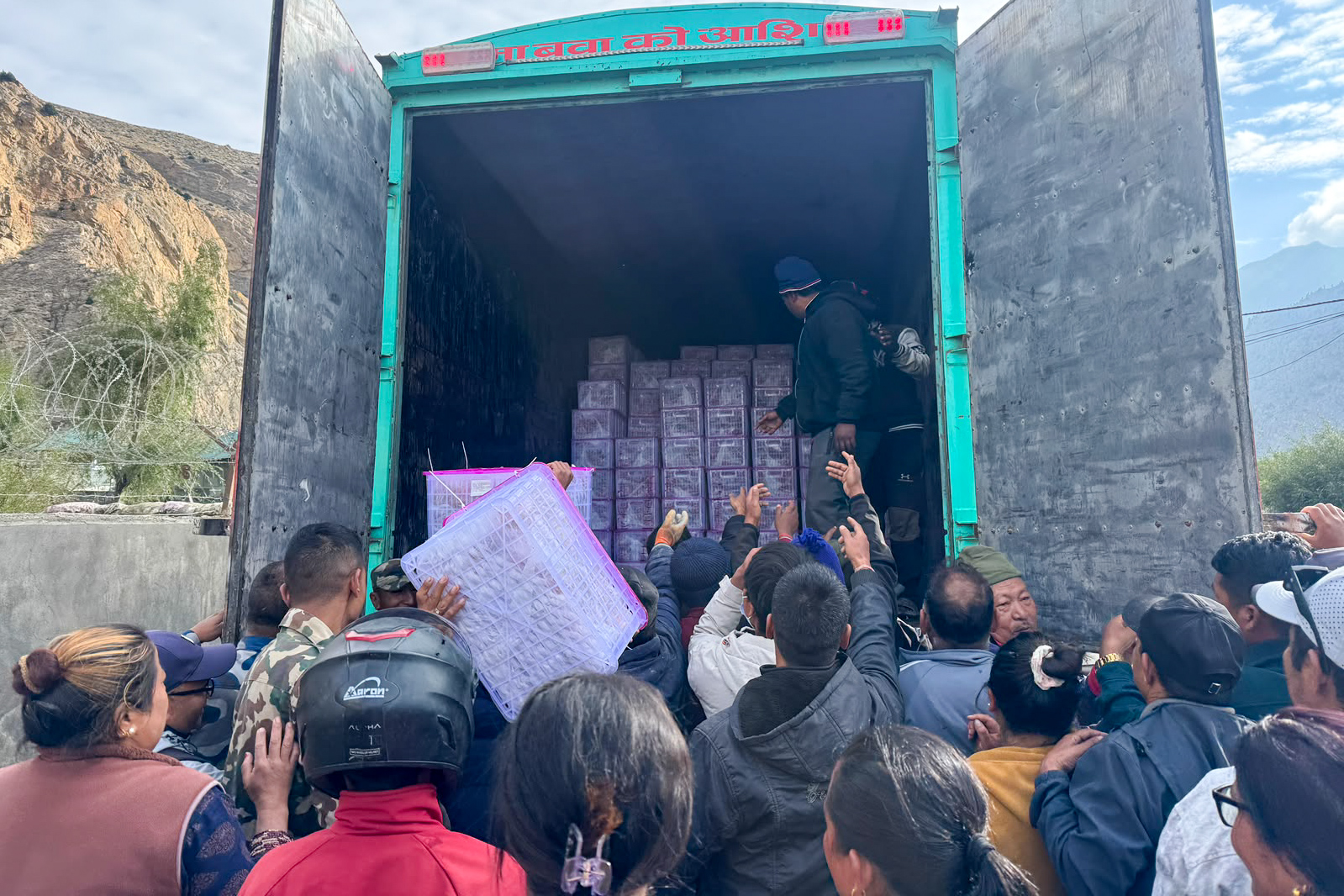 बाटोमै १५ दिनभन्दा बढी थन्किएपछि व्यवसायीले निःशुल्क बाँडे एक कन्टेनर ड्रागन फ्रुट [तस्वीरहरू]