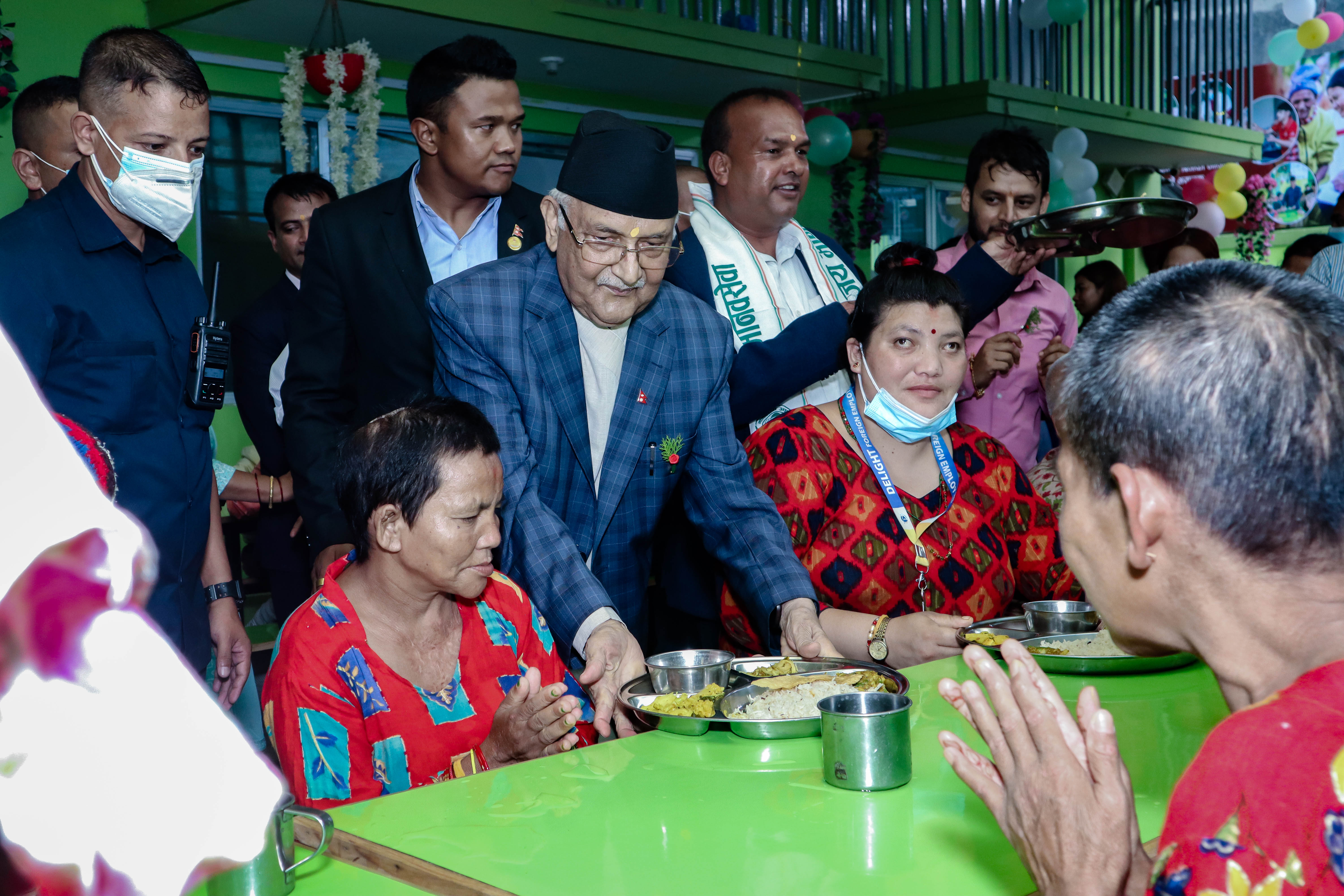 राधिकाकाे जन्मदिनमा ओलीले खुवाए असहायलाई भाेजन (तस्वीरहरू)