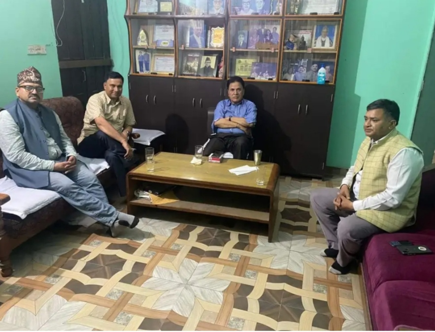 भरतपुरका बागी उम्मेदवारलाई घरमै गएर फकाउँदै कांग्रेस